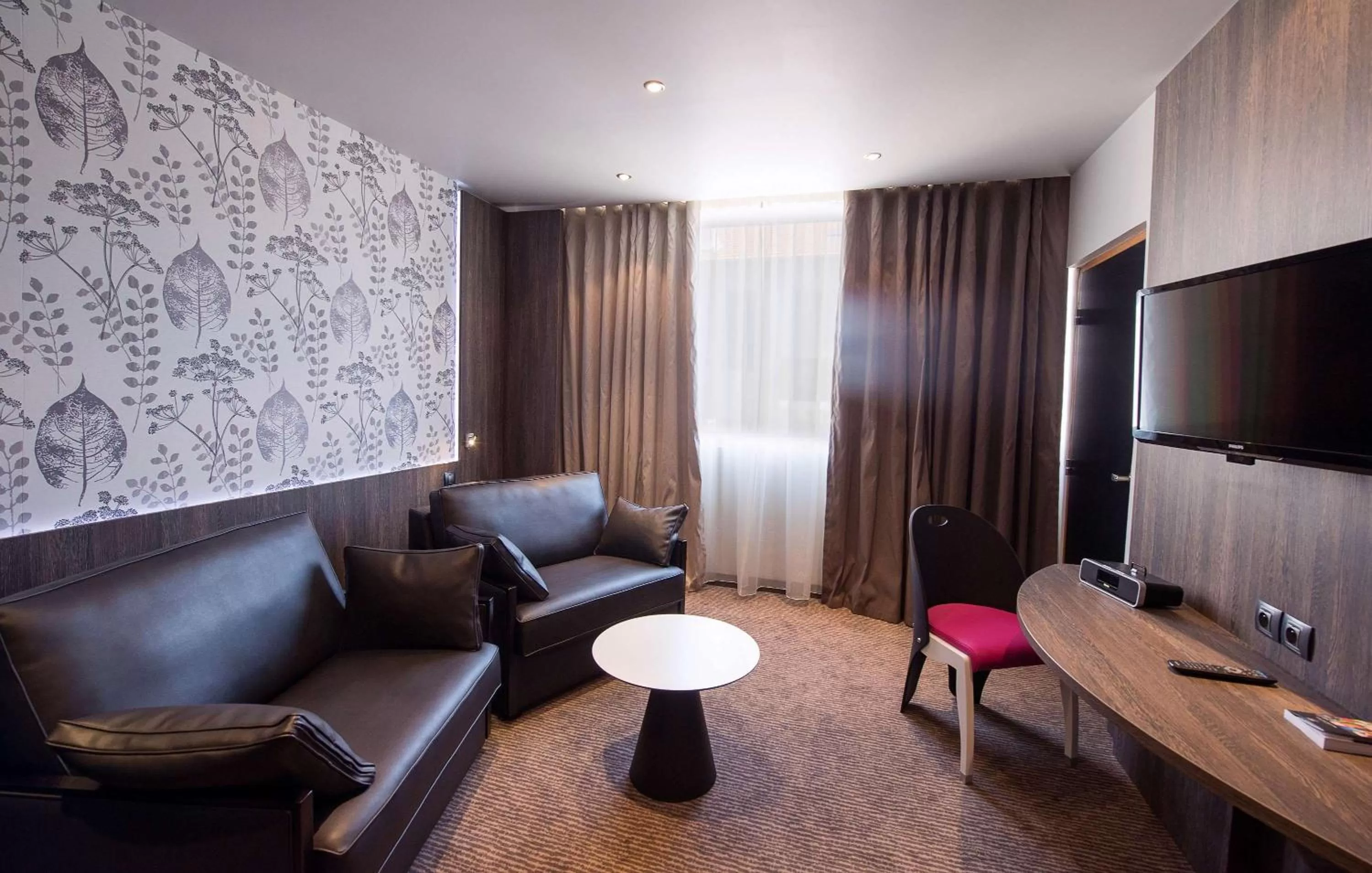 TV and multimedia in Best Western Premier Le Patio des Artistes Wellness Jacuzzi