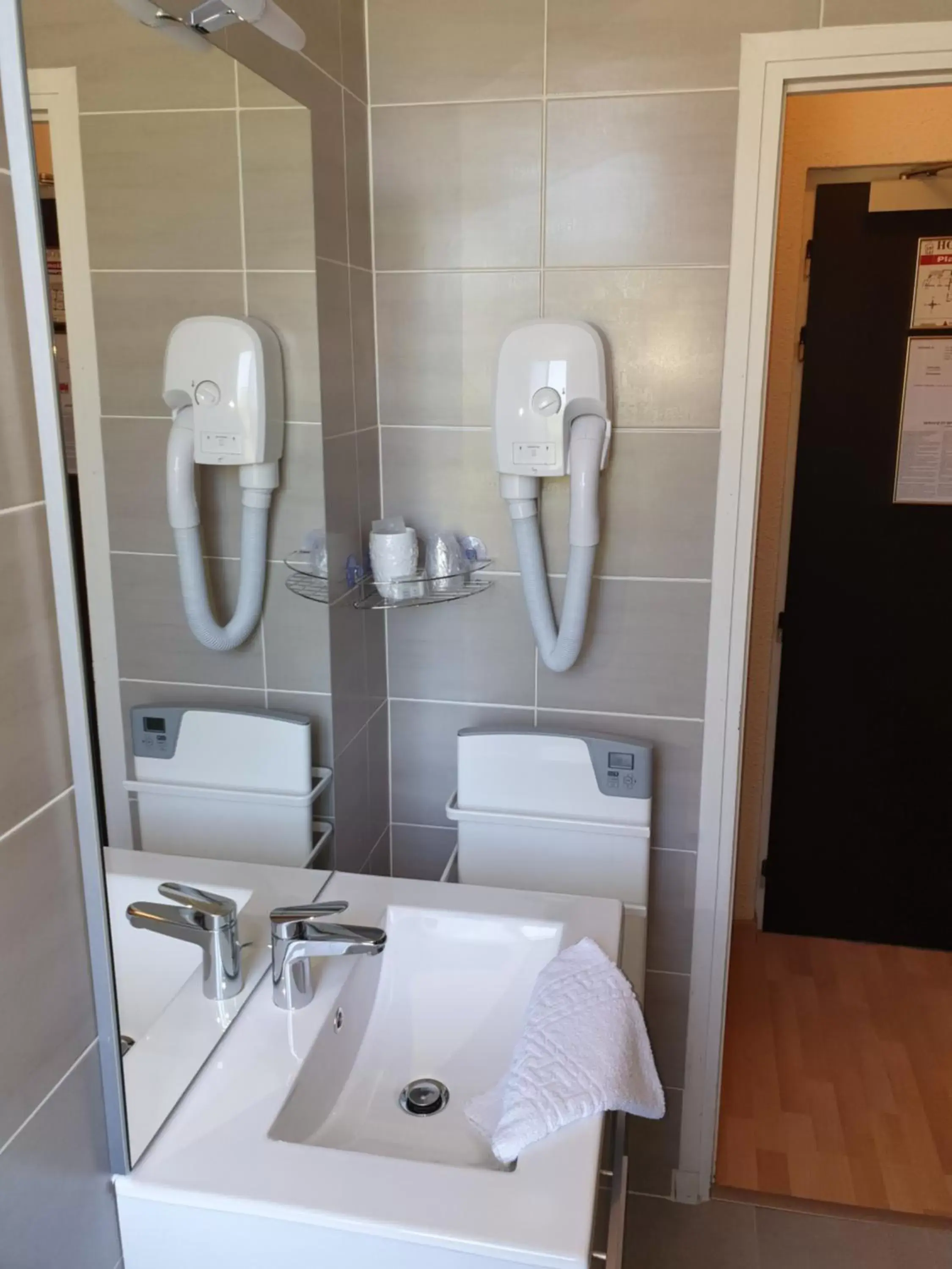 Bathroom in Hôtel Castel d'Olmes