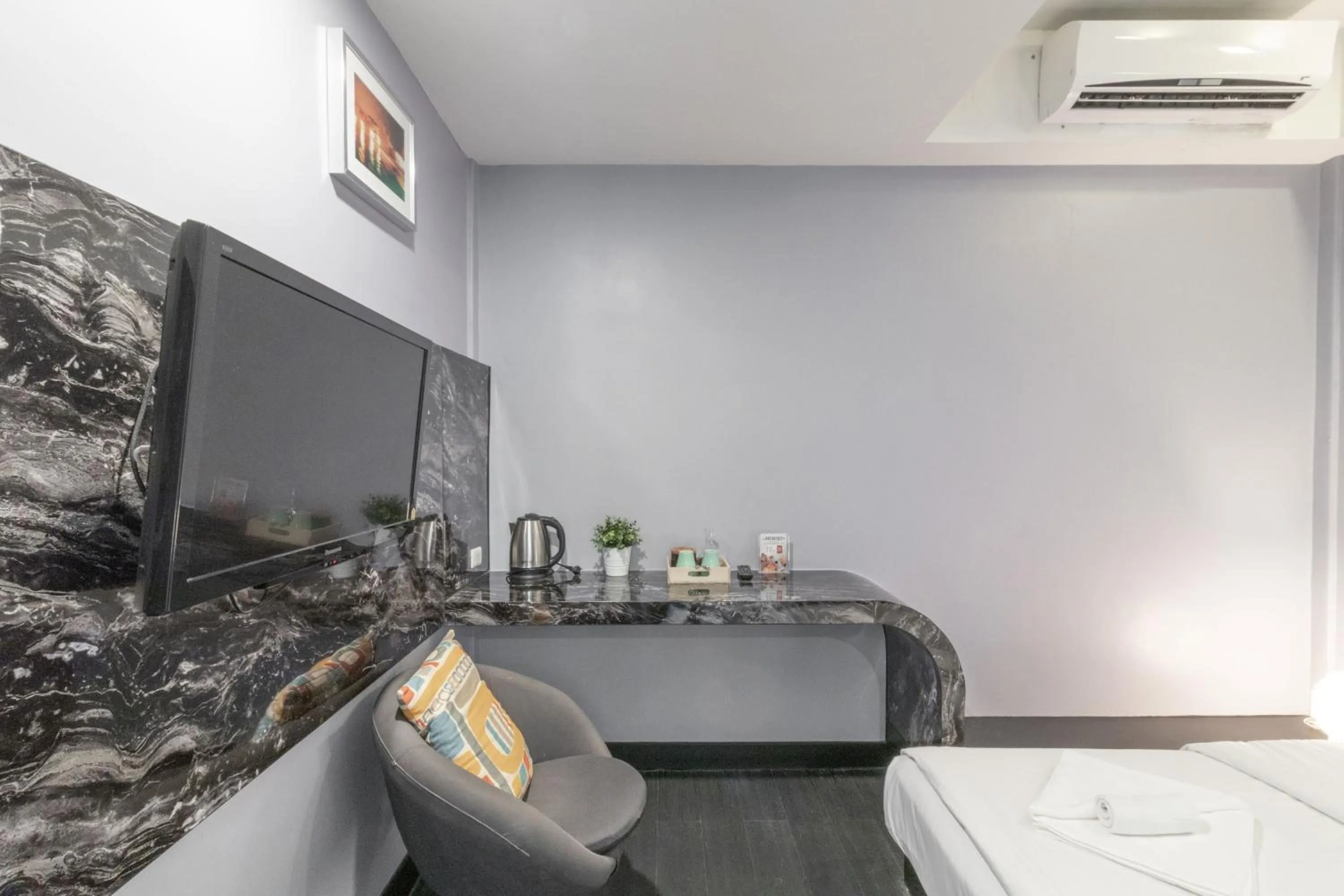 Coffee/tea facilities, Bathroom in CheQinn Hostel - Sukhumvit 4 Nana Plaza