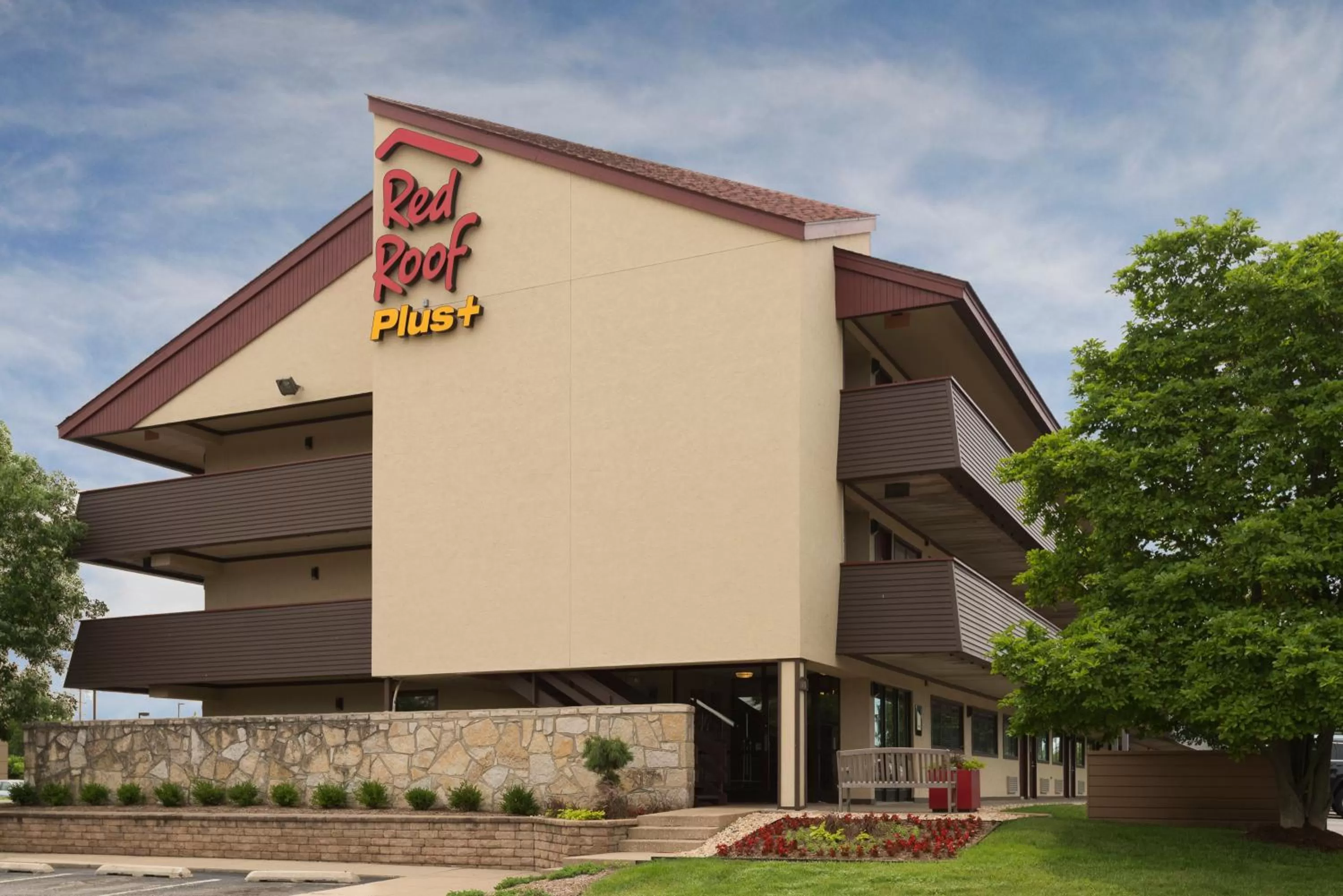 Property building in Red Roof Inn PLUS+ Chicago - Naperville