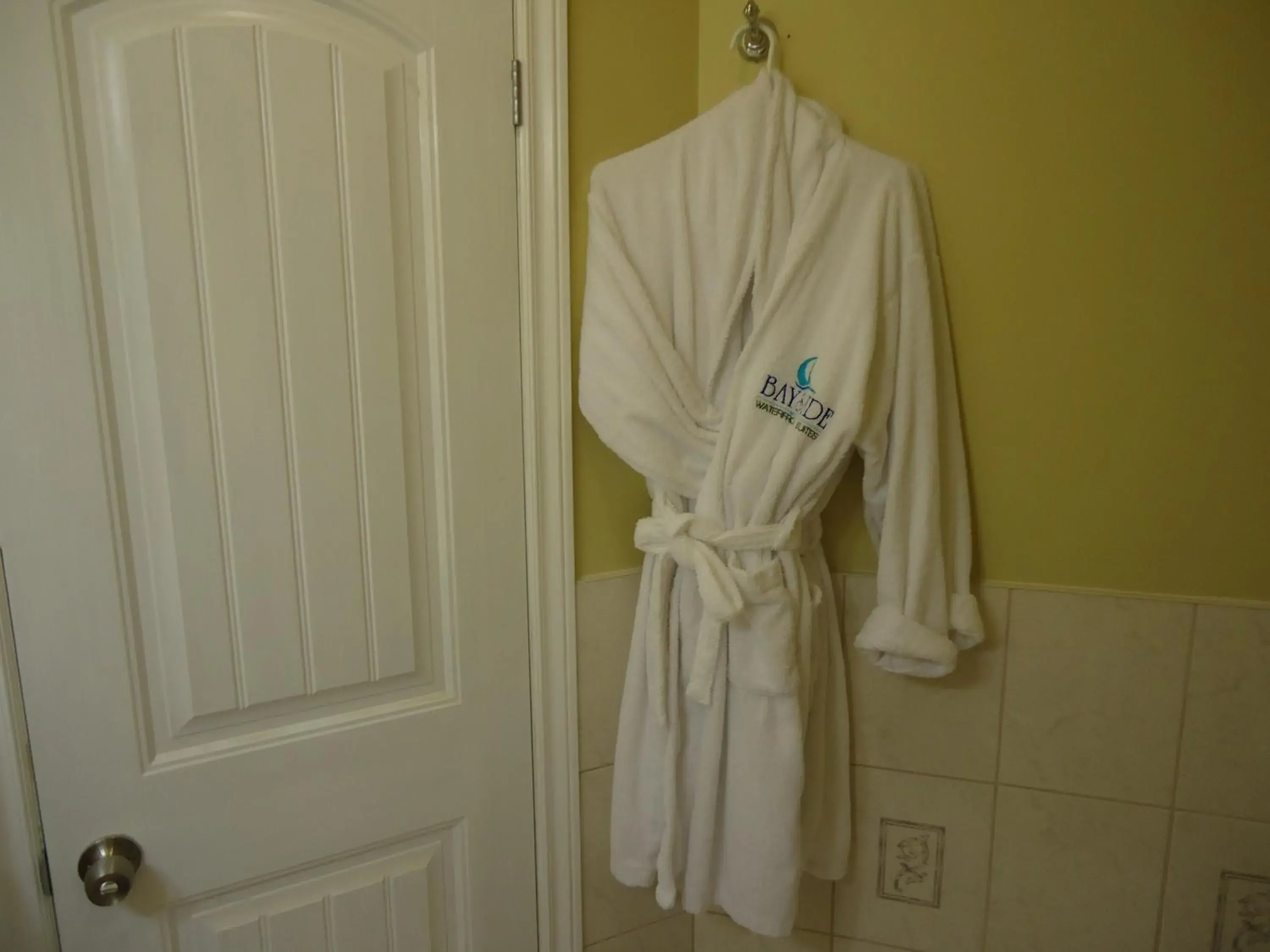 Bathroom in Bayside Inn & Waterfront Suites