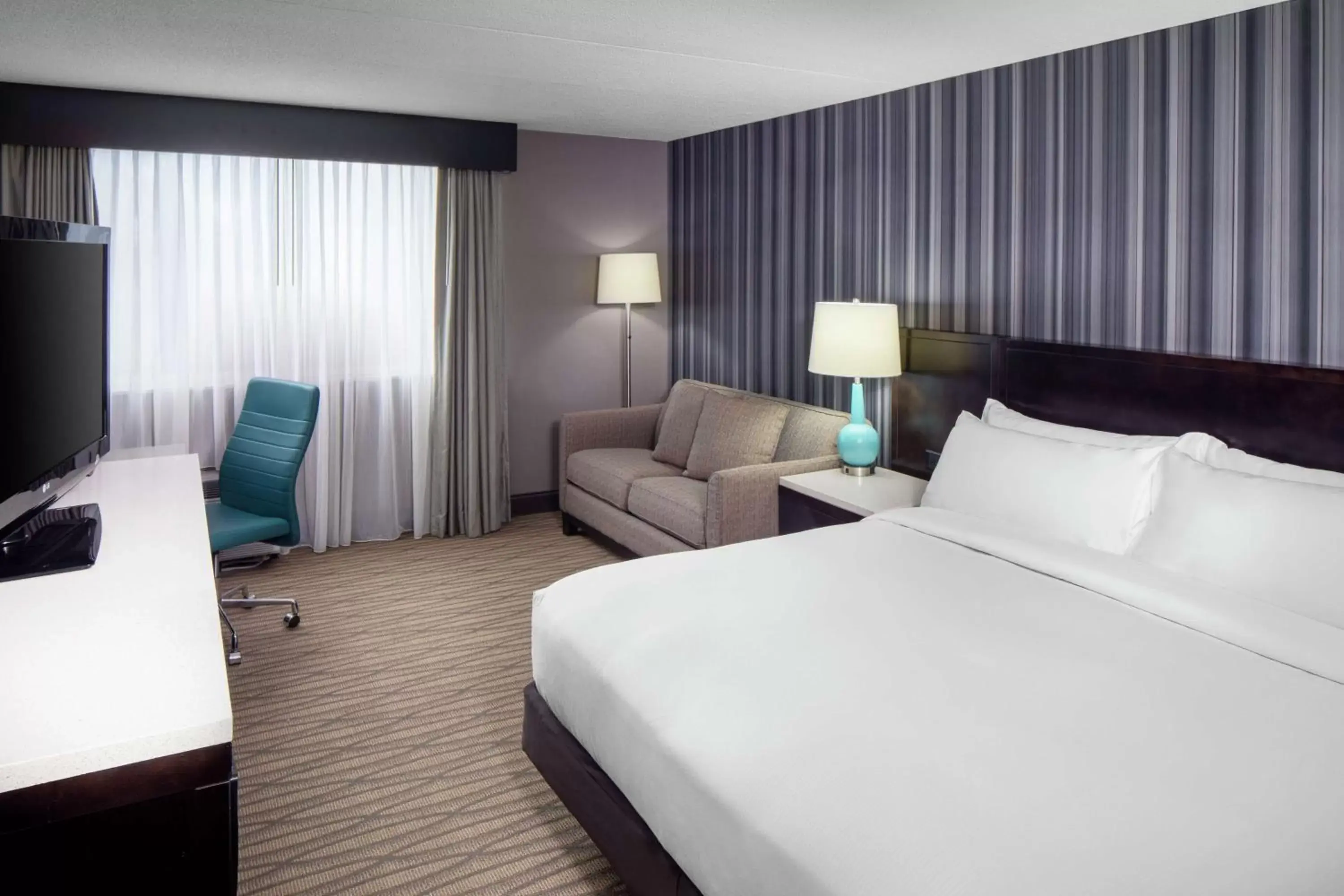 Bedroom, Bed in DoubleTree by Hilton Cleveland – Westlake