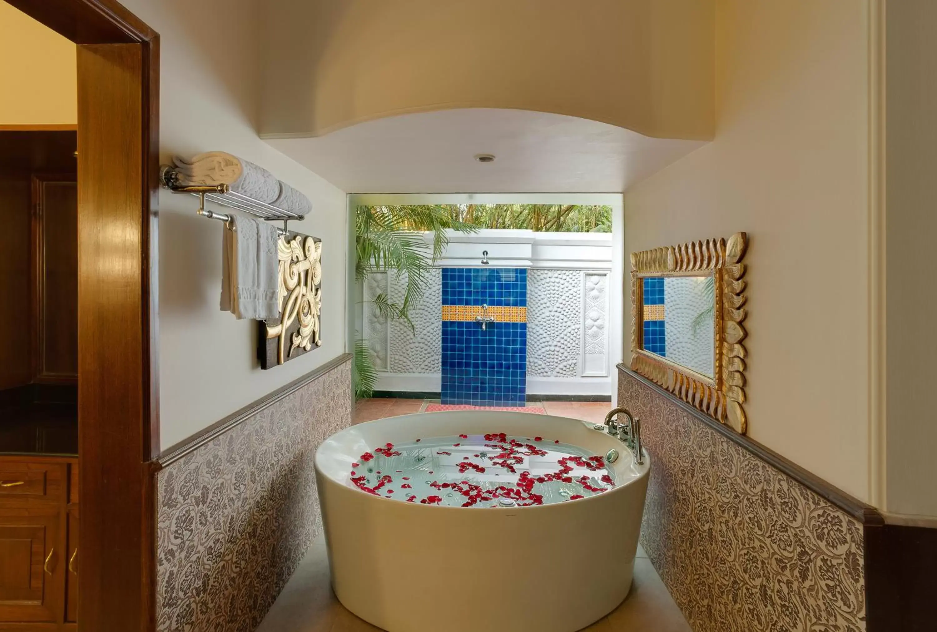 Shower, Bathroom in Mayfair Lagoon Hotel