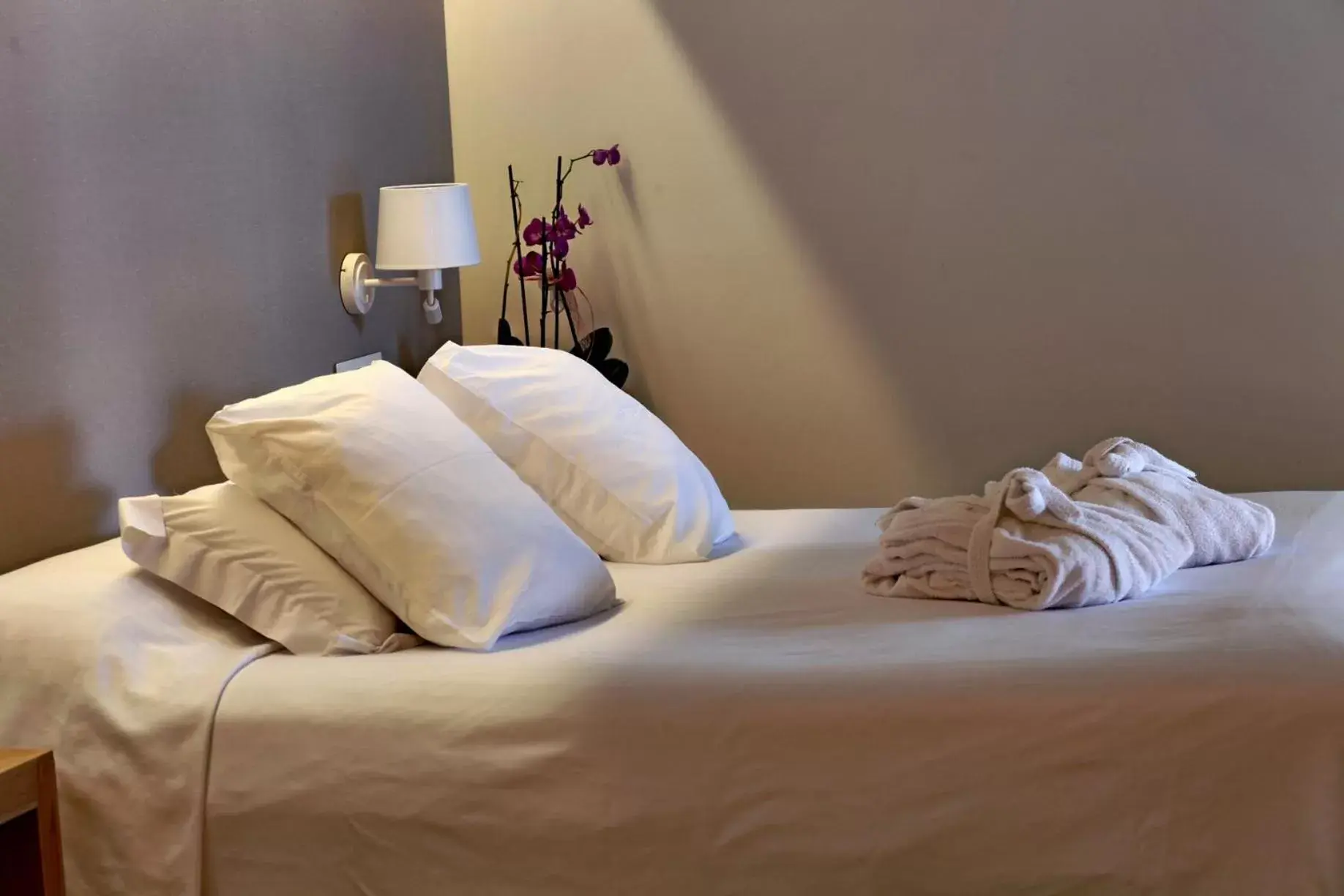 Bed in HOTEL & APARTAMENTS THALASSA Sport & Spa