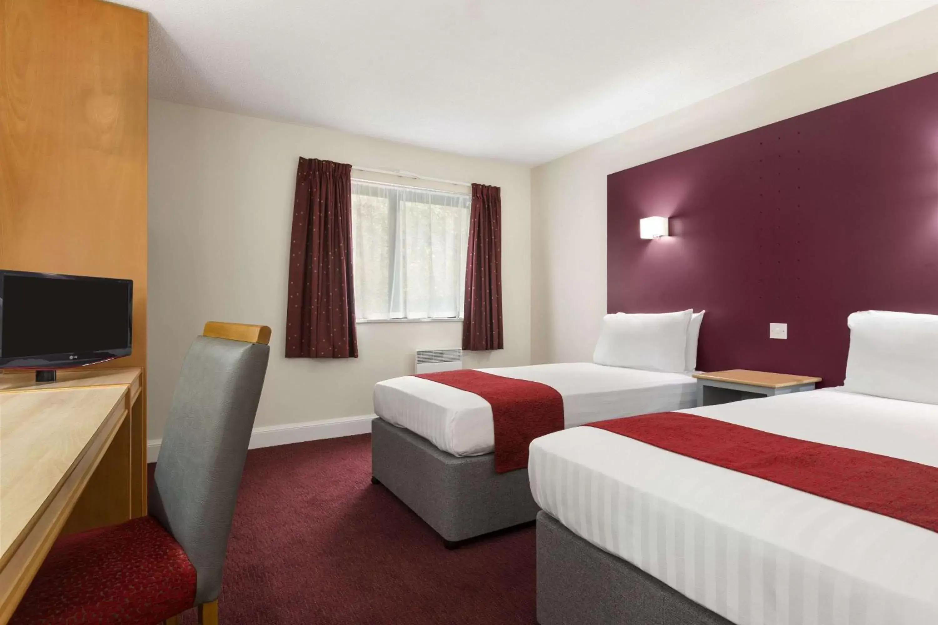 Photo of the whole room, Bed in Days Inn Maidstone