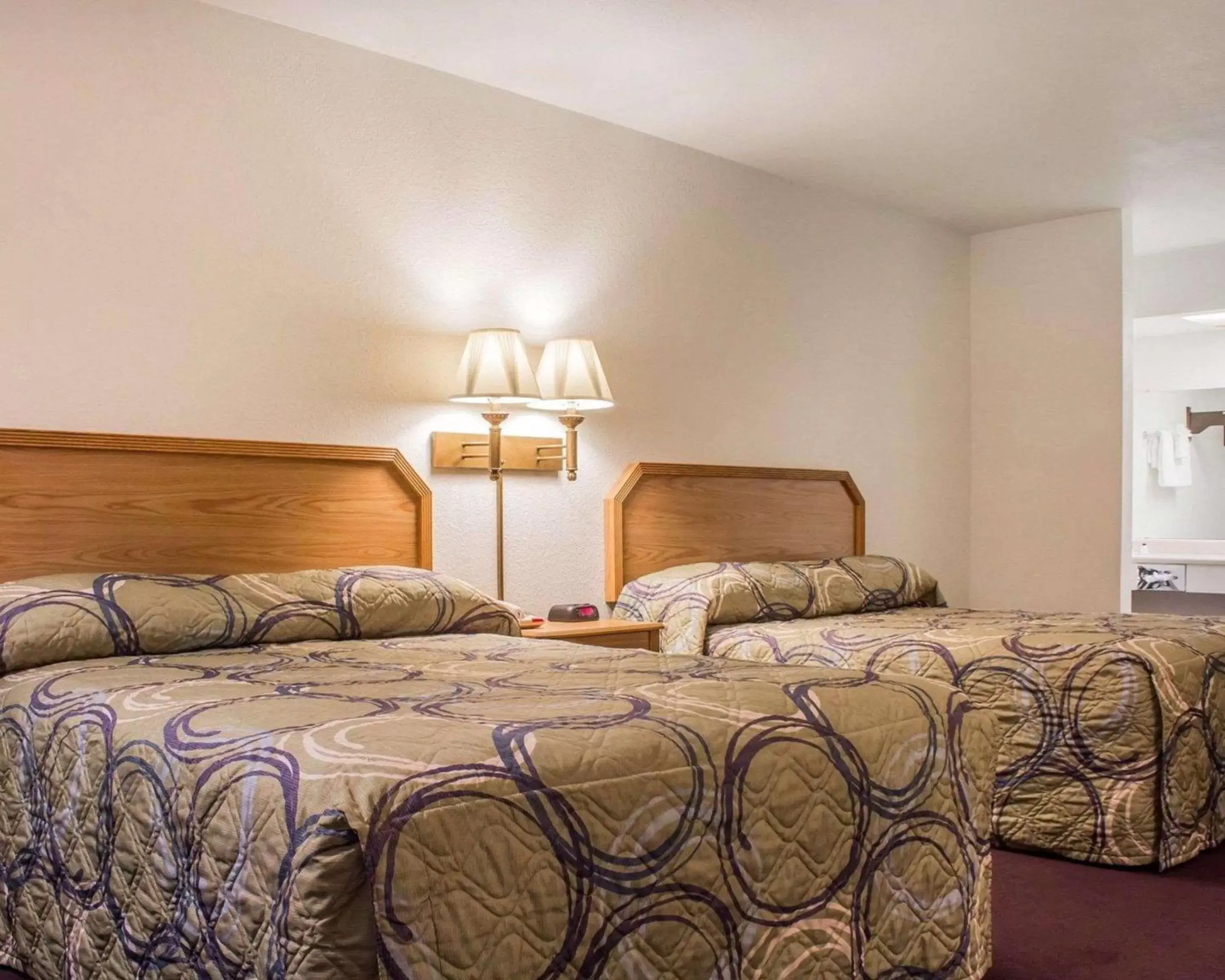 Photo of the whole room, Bed in Rodeway Inn Silver Creek Inn