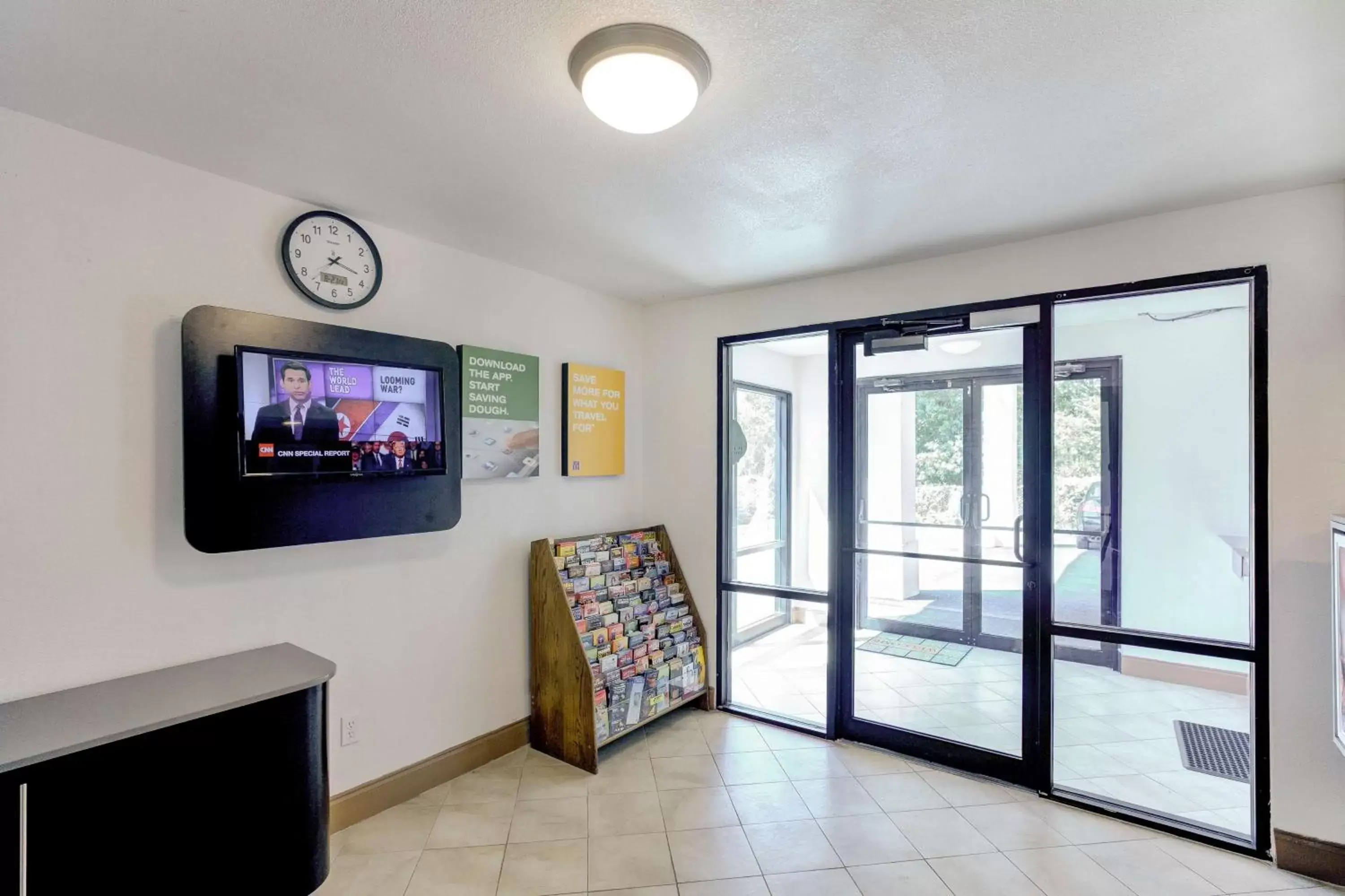 Communal lounge/ TV room, TV/Entertainment Center in Motel 6-Dallas, TX - South