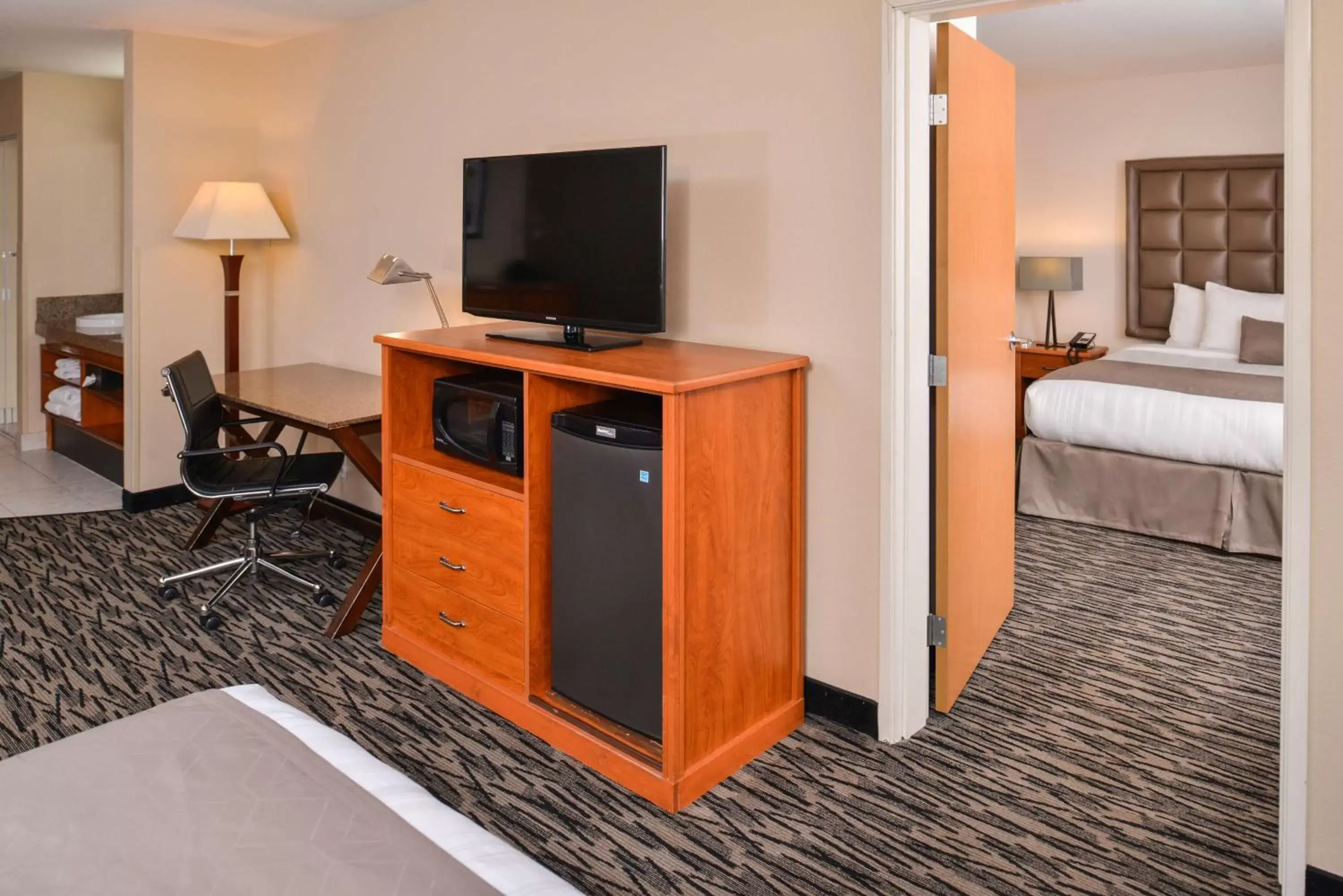 Photo of the whole room, TV/Entertainment Center in Best Western PLUS Mountain View Auburn Inn
