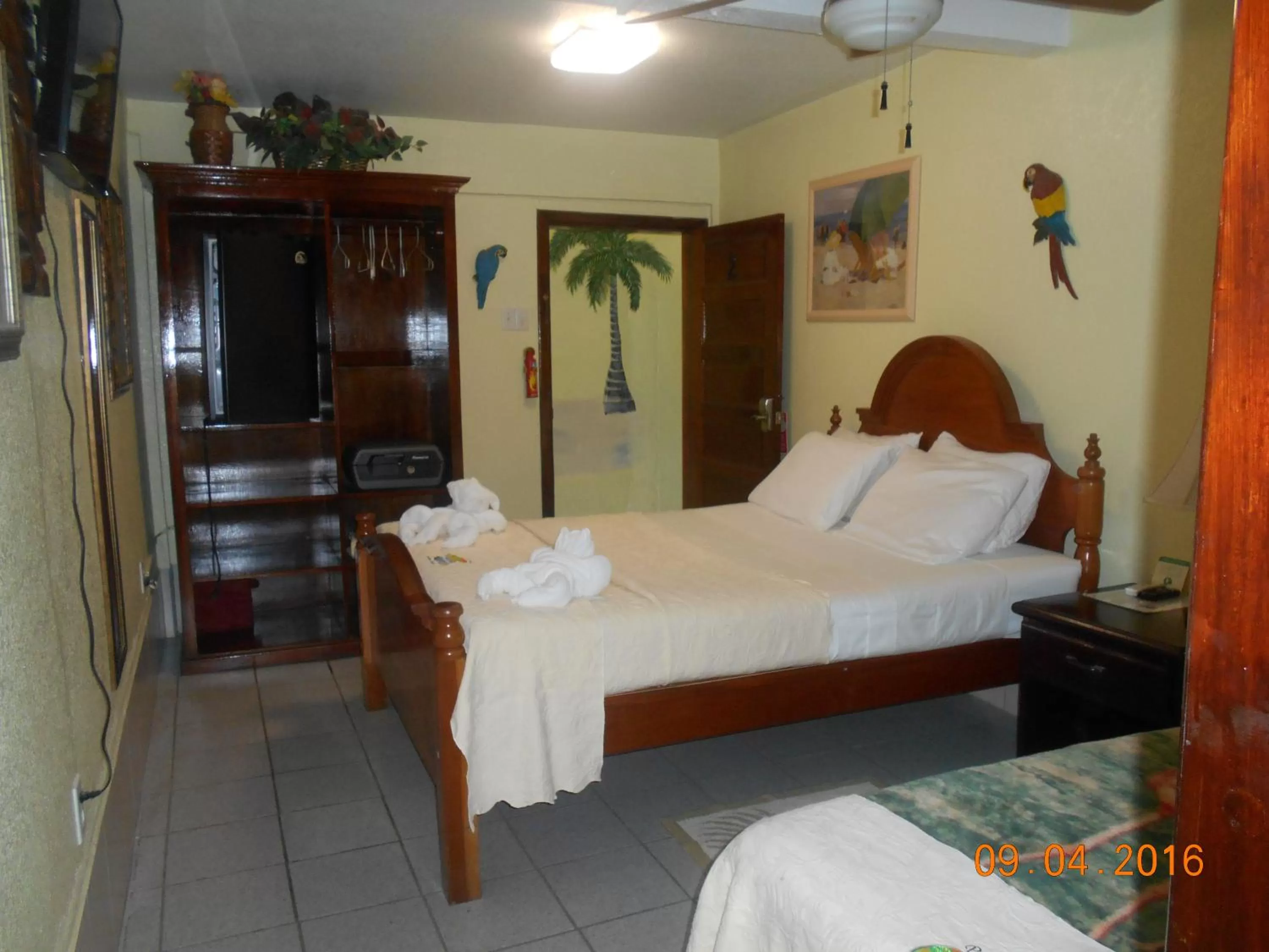 Photo of the whole room, Bed in Alan's Paradise Hotel