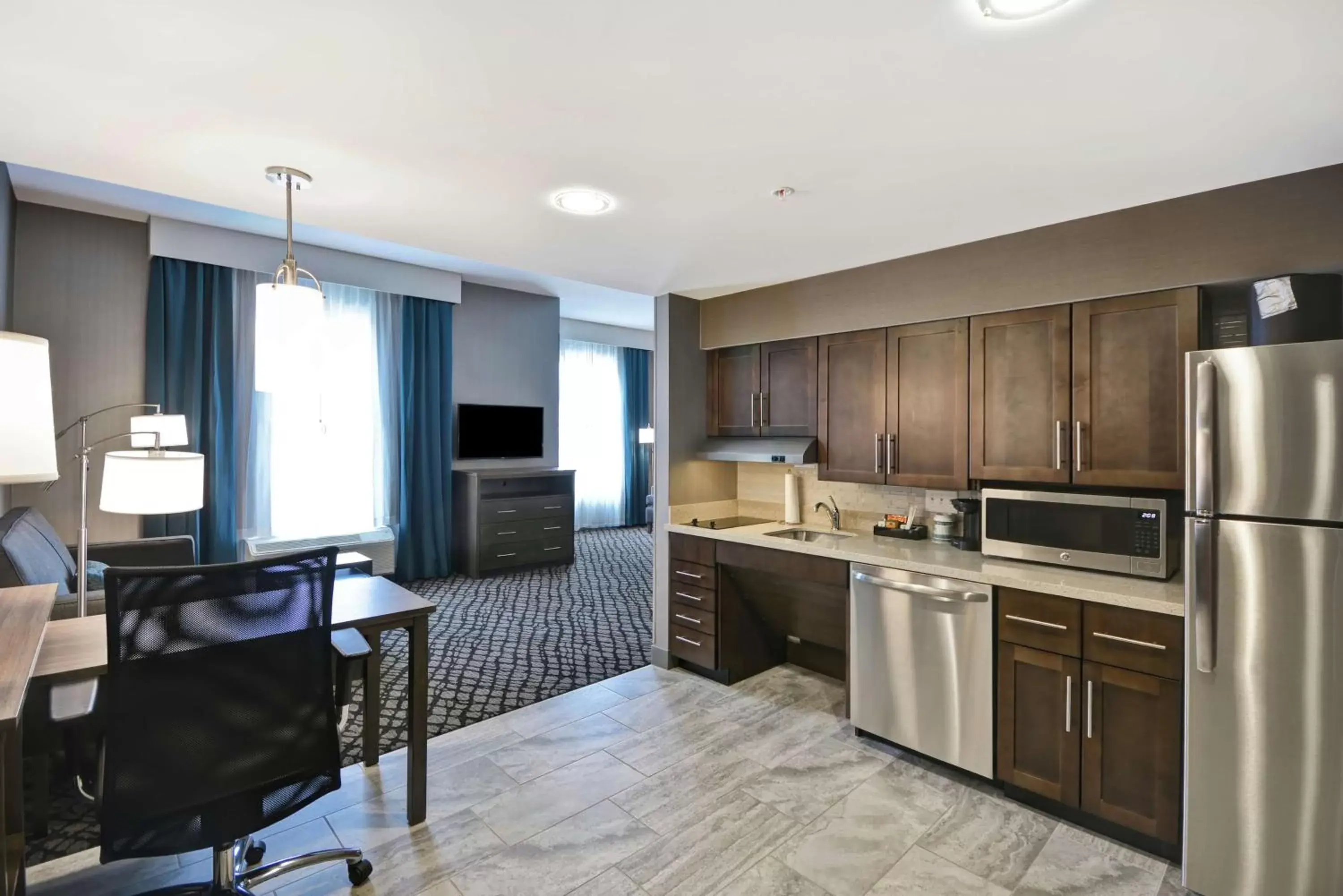 Bedroom, Kitchen/Kitchenette in Homewood Suites By Hilton Warren Detroit