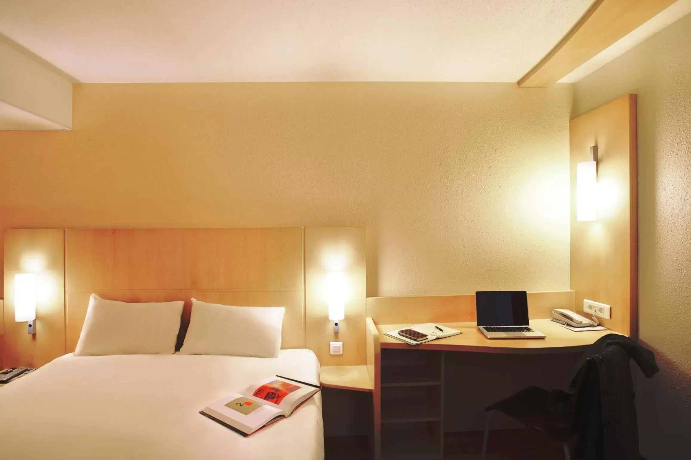 Photo of the whole room, Bed in Ibis Milano Centro