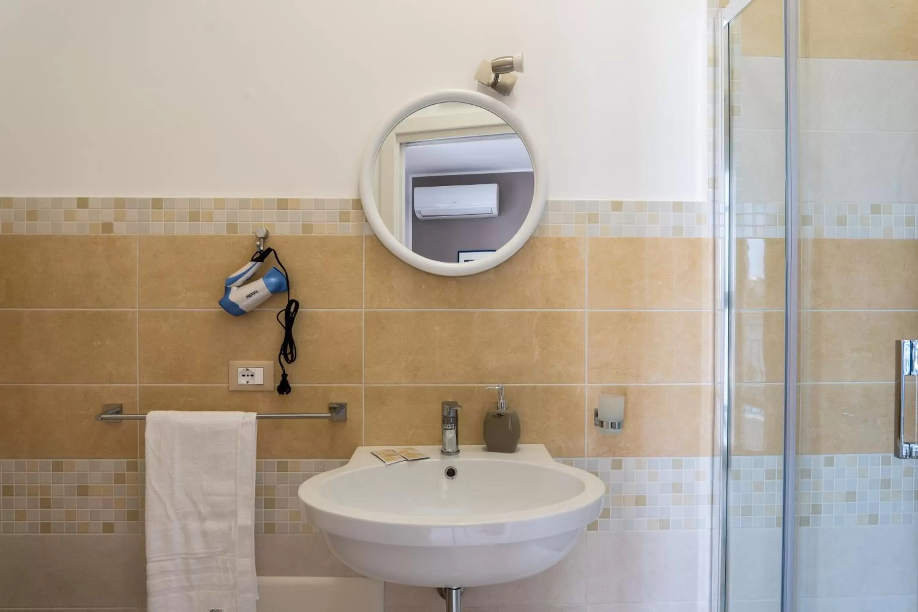 Shower, Bathroom in B&B Una Terrazza sul Golfo di Sferracavallo