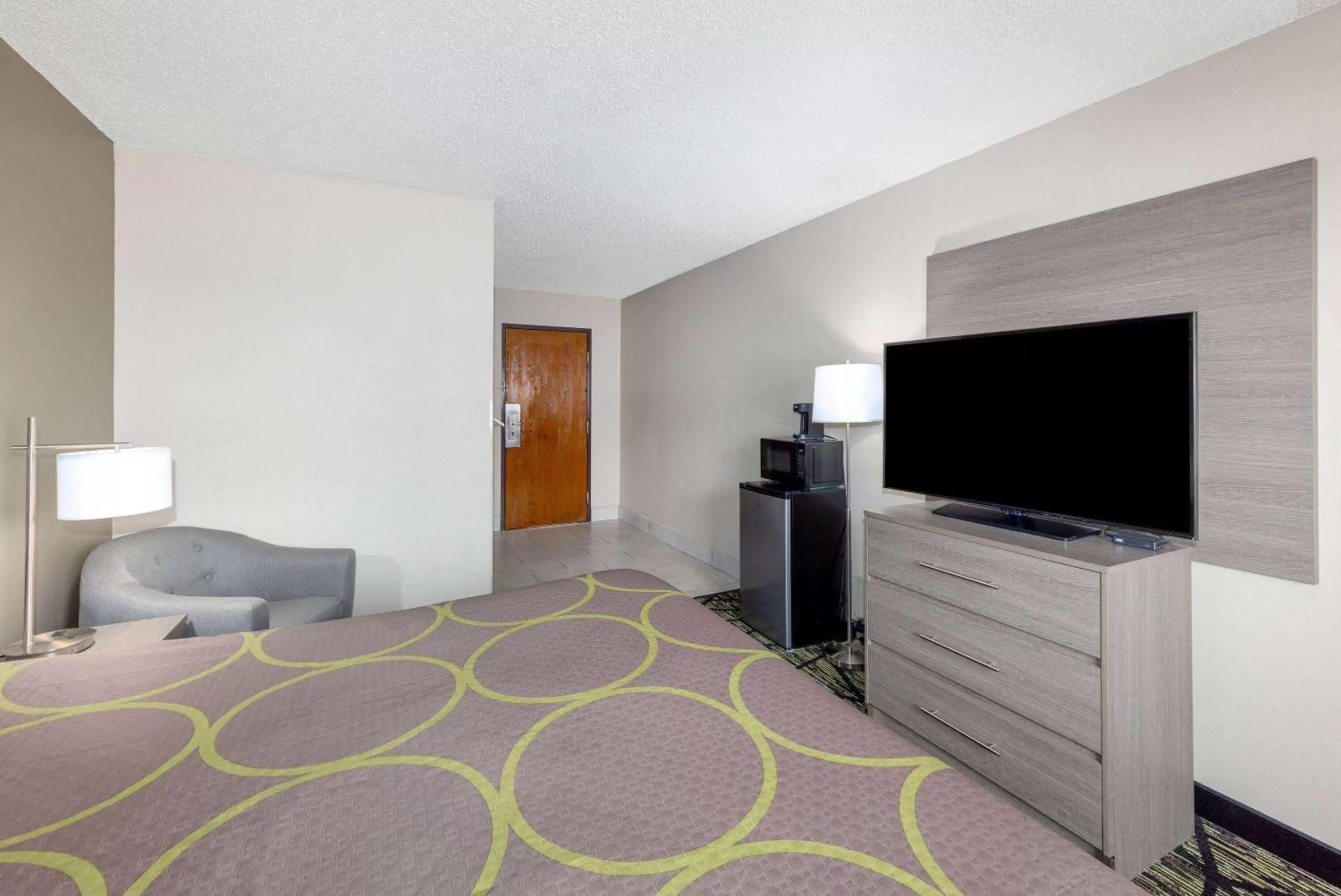 Photo of the whole room, Bed in Super 8 by Wyndham Pratt