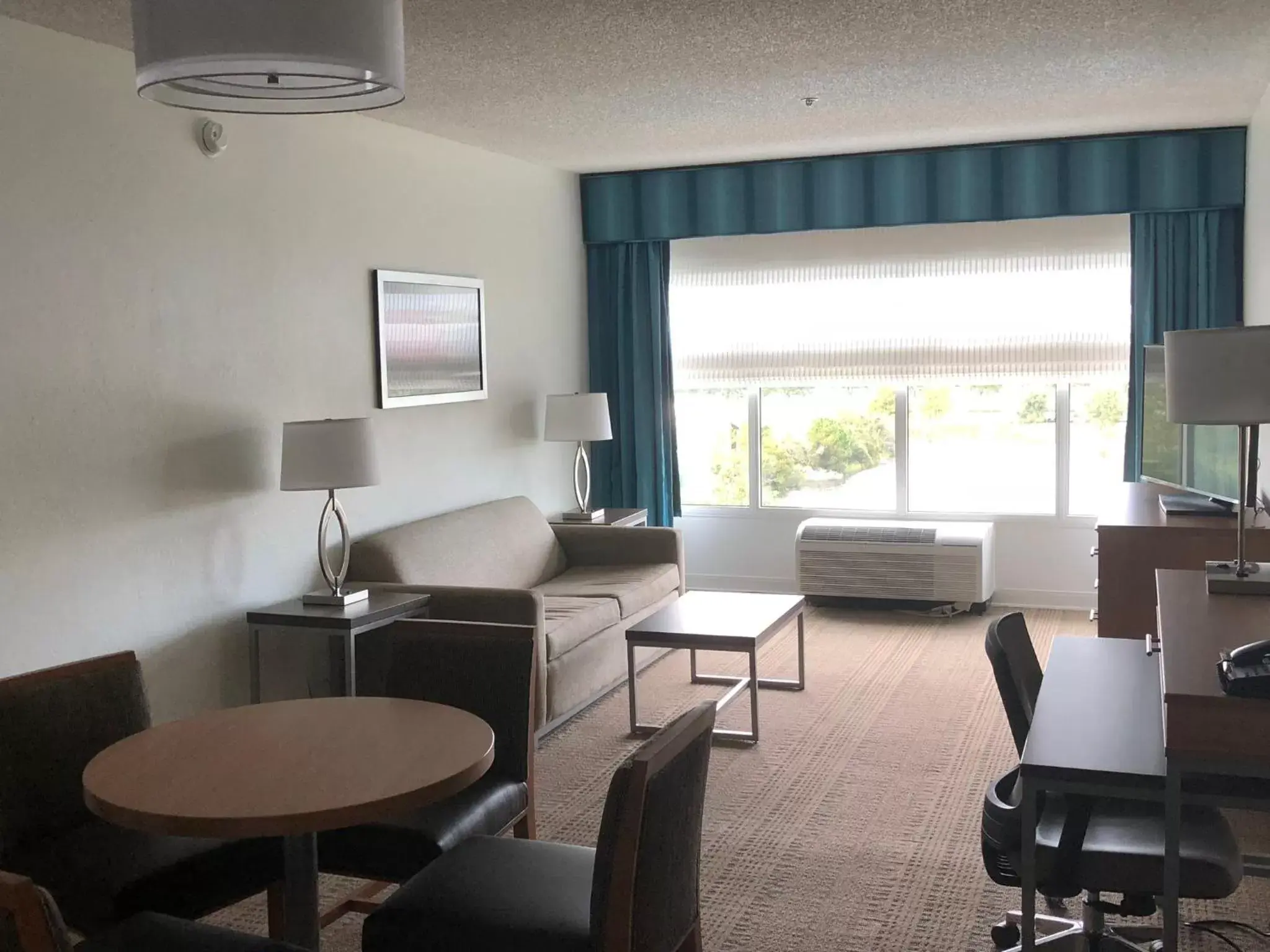Photo of the whole room, Seating Area in Holiday Inn - St Augustine - World Golf, an IHG Hotel