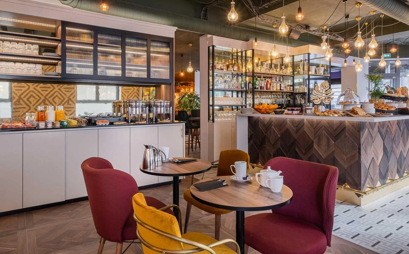 Communal lounge/ TV room in Mercure Paris Bercy Bibliothèque