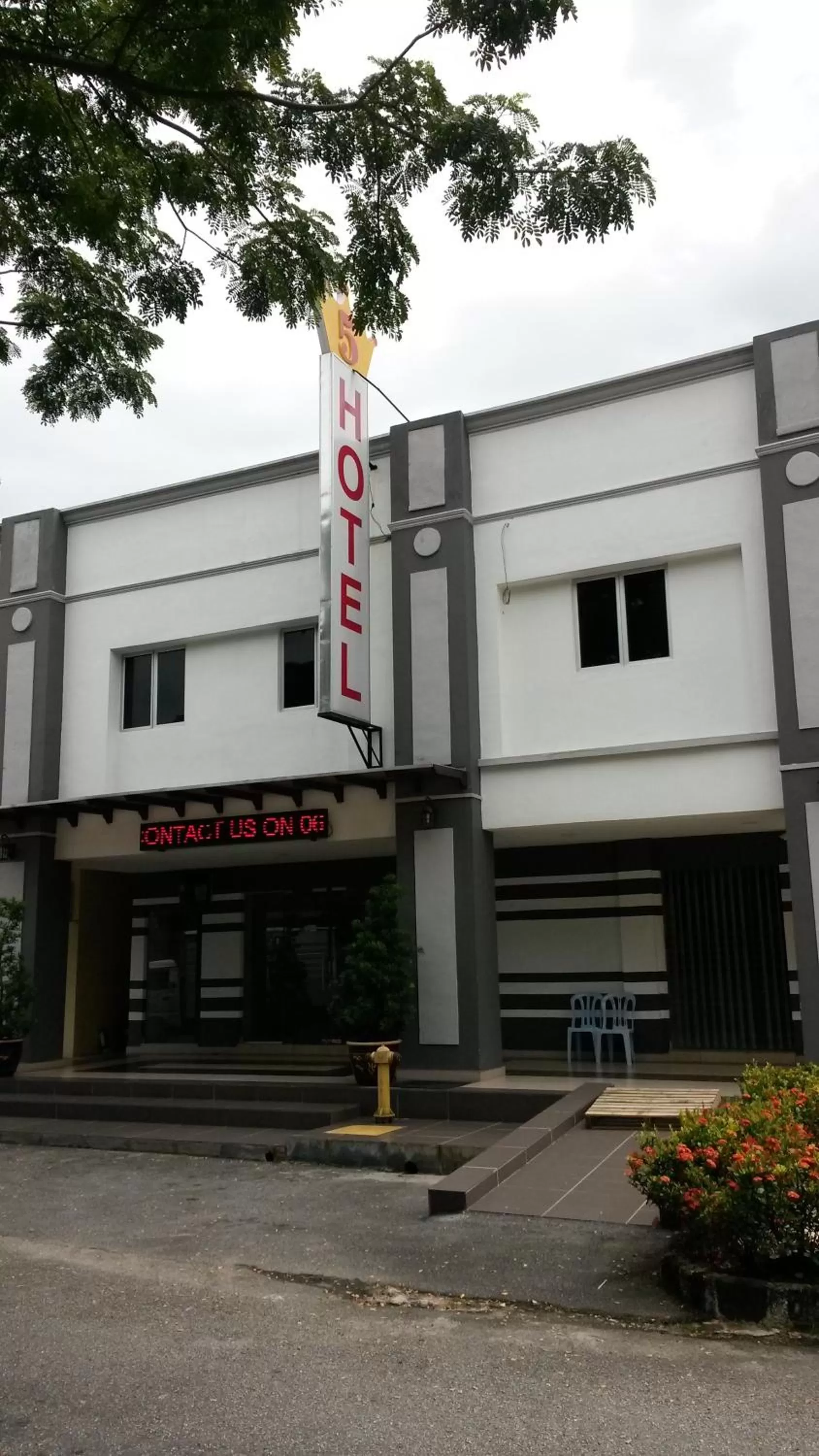 Facade/entrance in Five Hotel