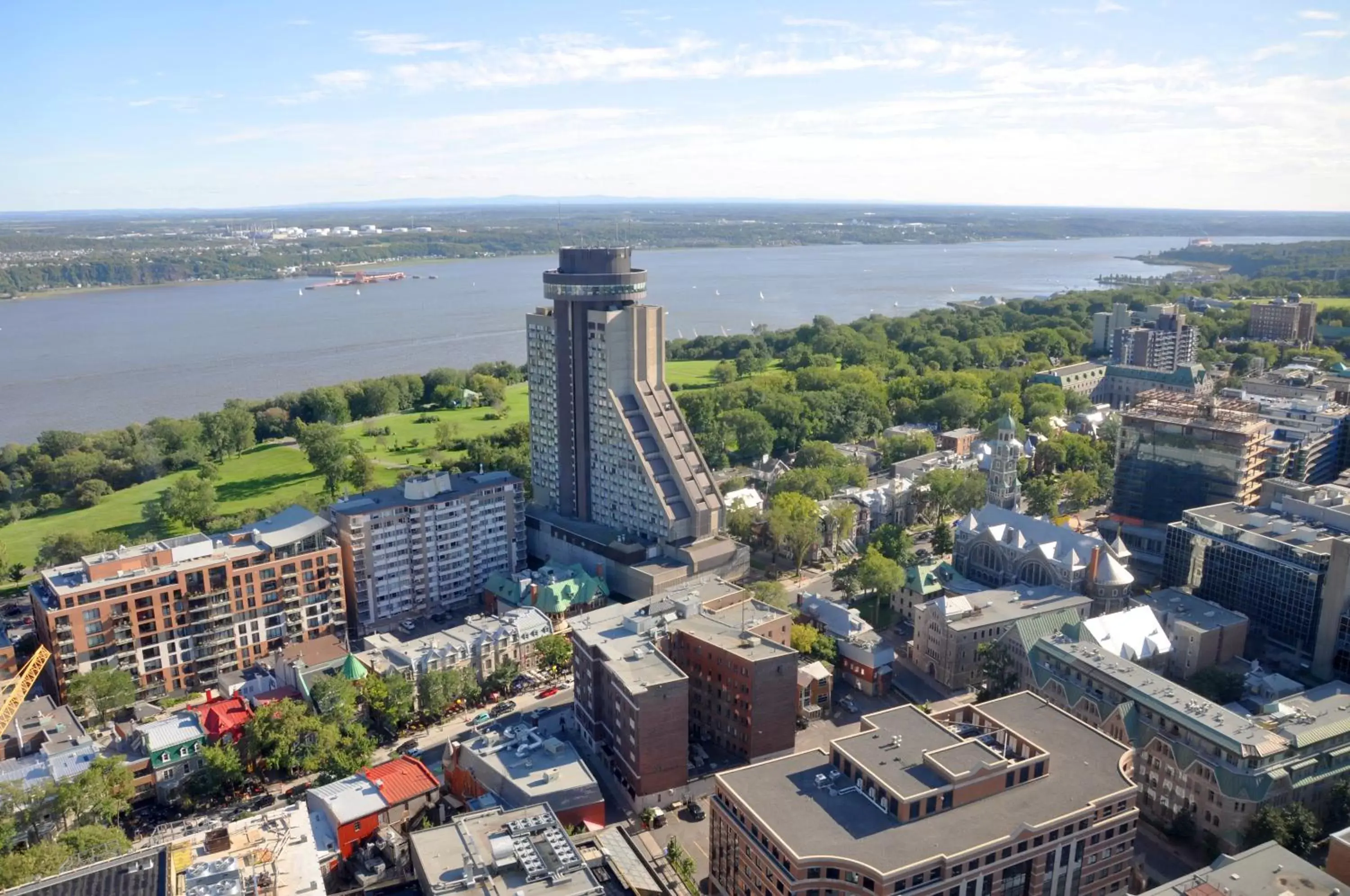 Spring, Bird's-eye View in Hôtel Le Concorde Québec