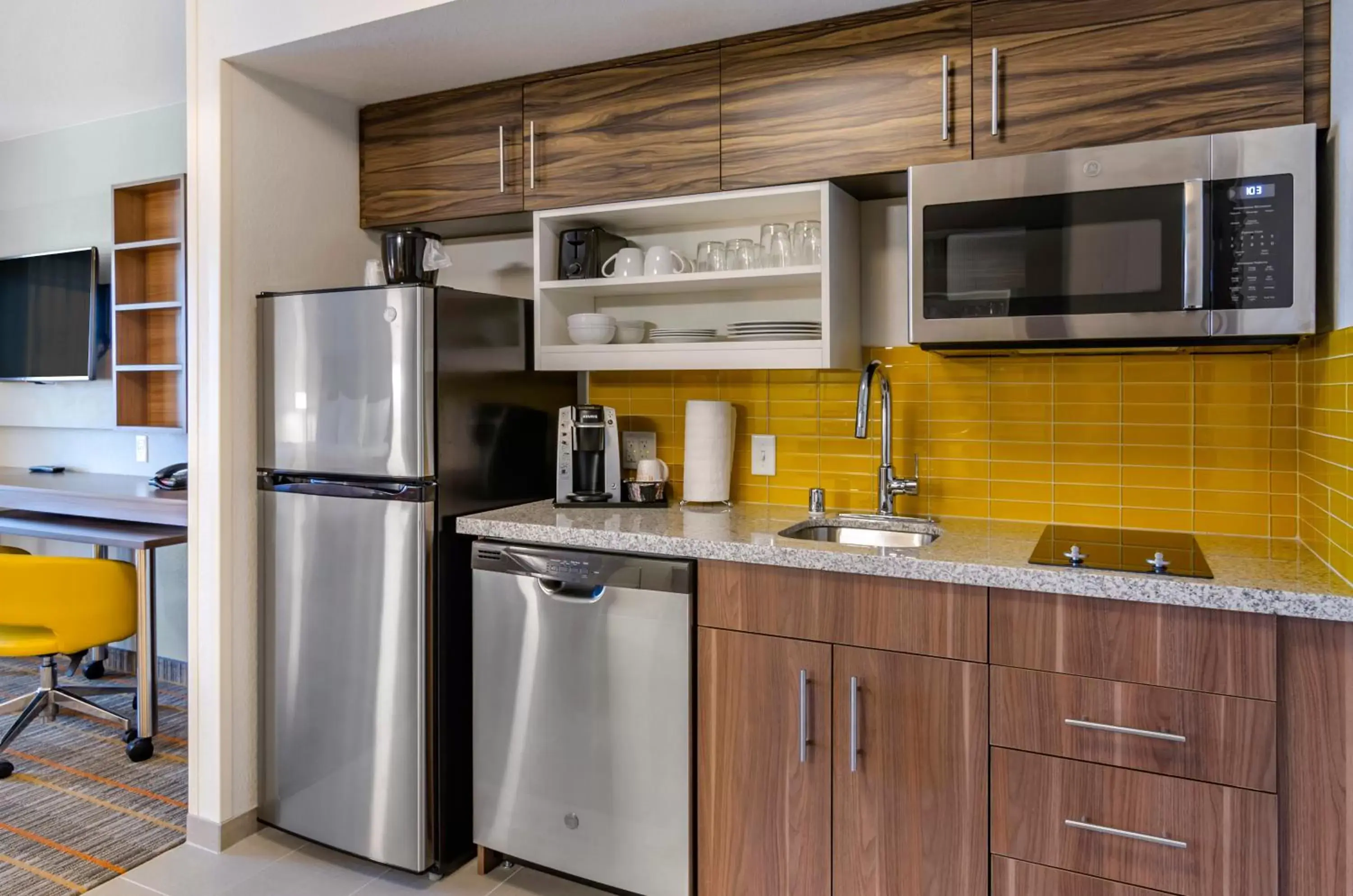 Kitchen or kitchenette, Kitchen/Kitchenette in MainStay Suites Great Falls Airport