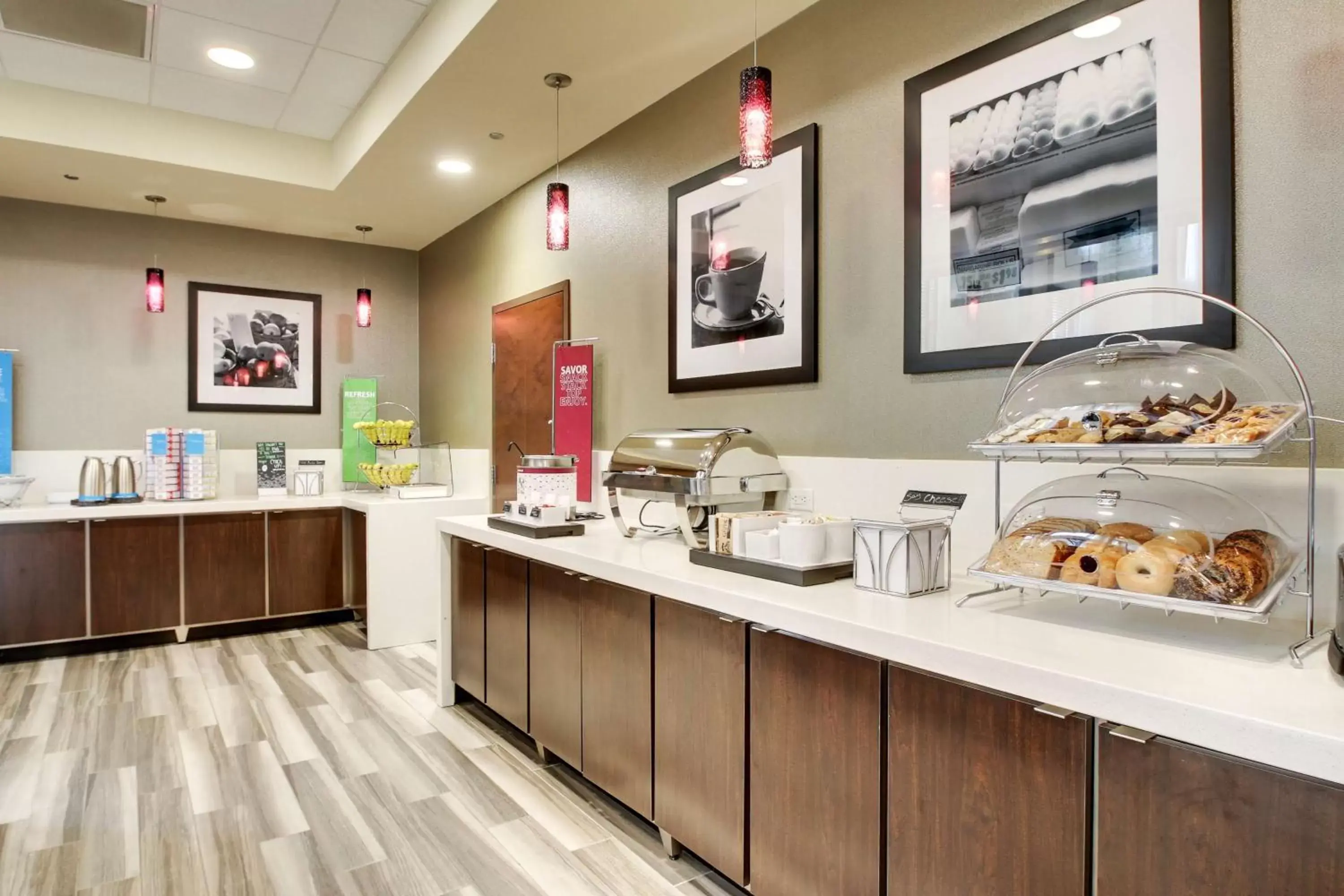 Dining area in Hampton Inn & Suites Greenville Airport