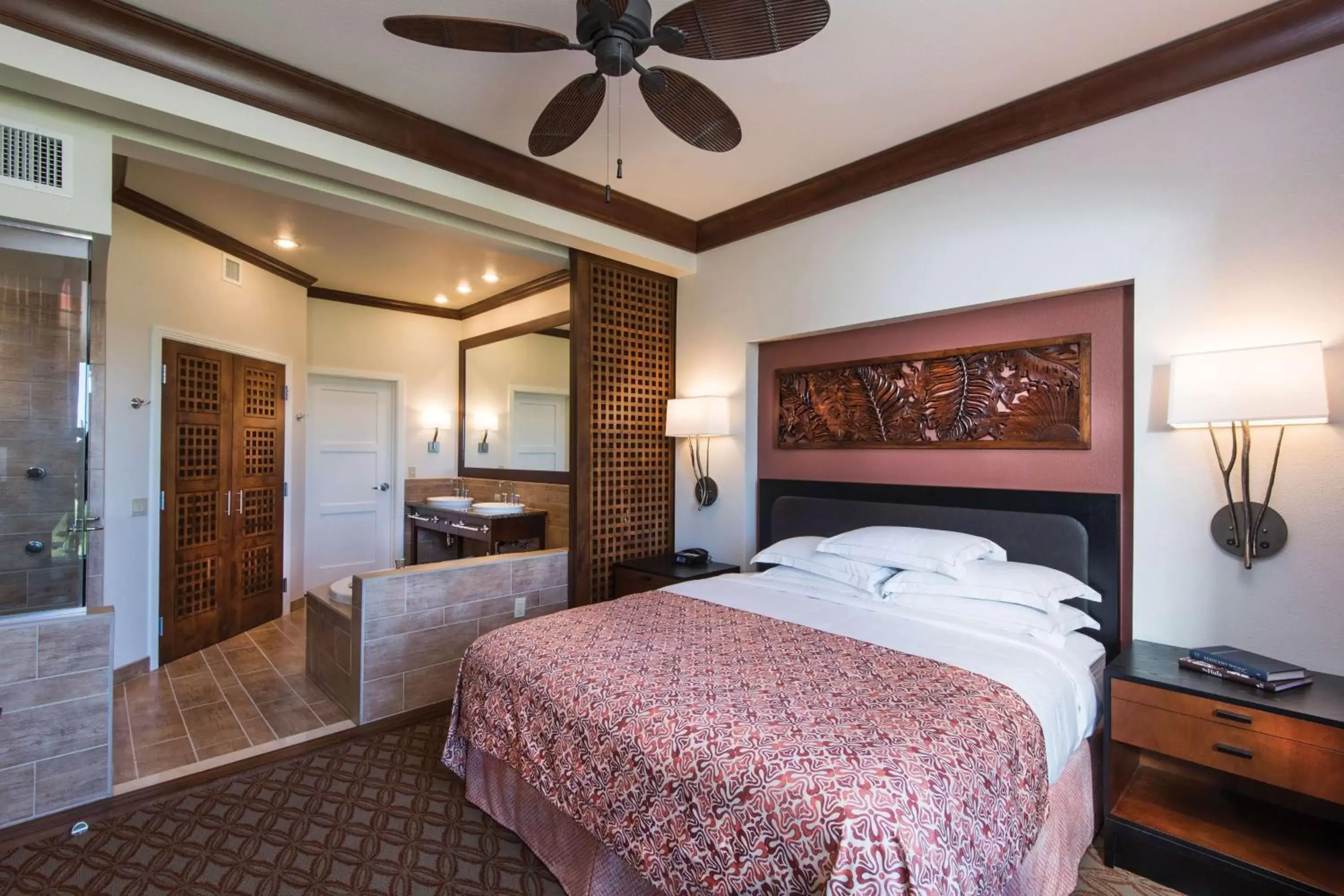 Bathroom, Bed in Hilton Grand Vacations Club Kohala Suites Waikoloa