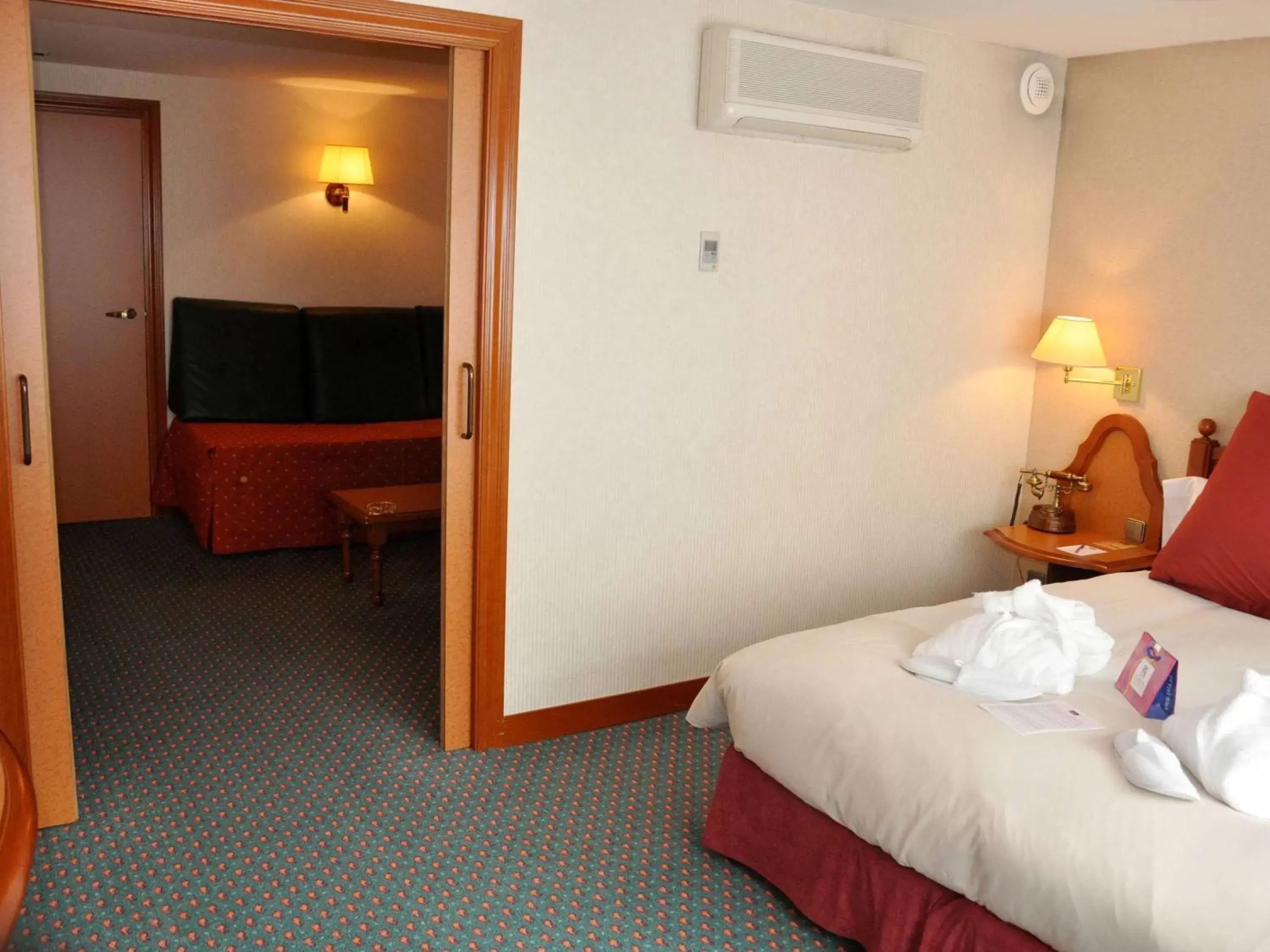 Photo of the whole room, Bed in Mercure Andorra
