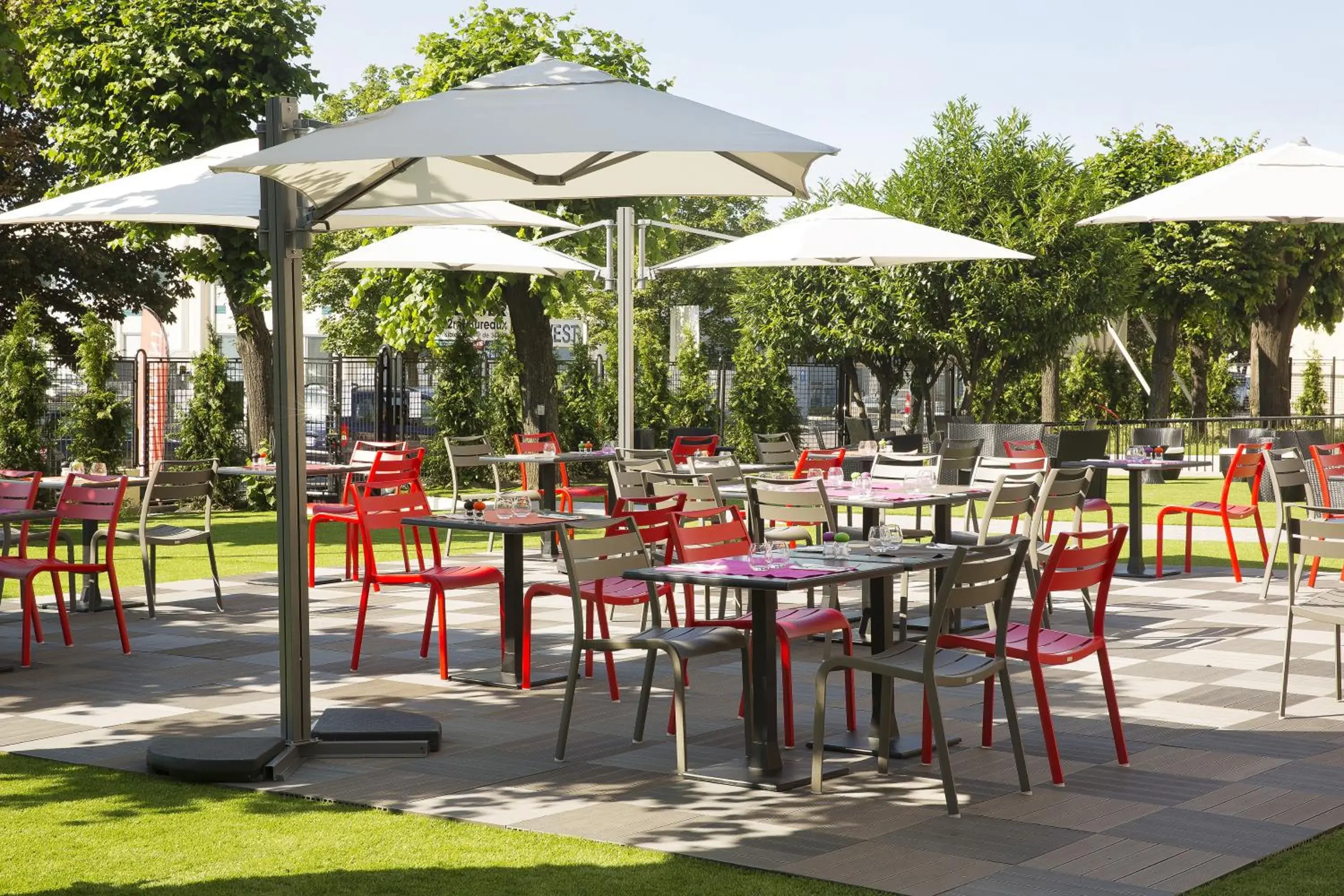 Balcony/Terrace, Restaurant/Places to Eat in Executive Hôtel Paris Gennevilliers