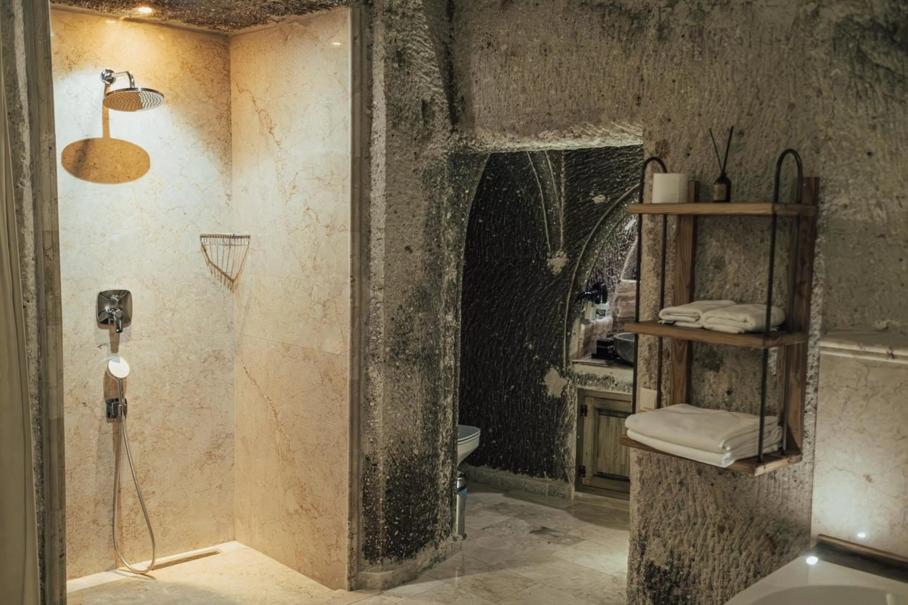 Shower in Şah Saray Cave Suites Halal Hotel