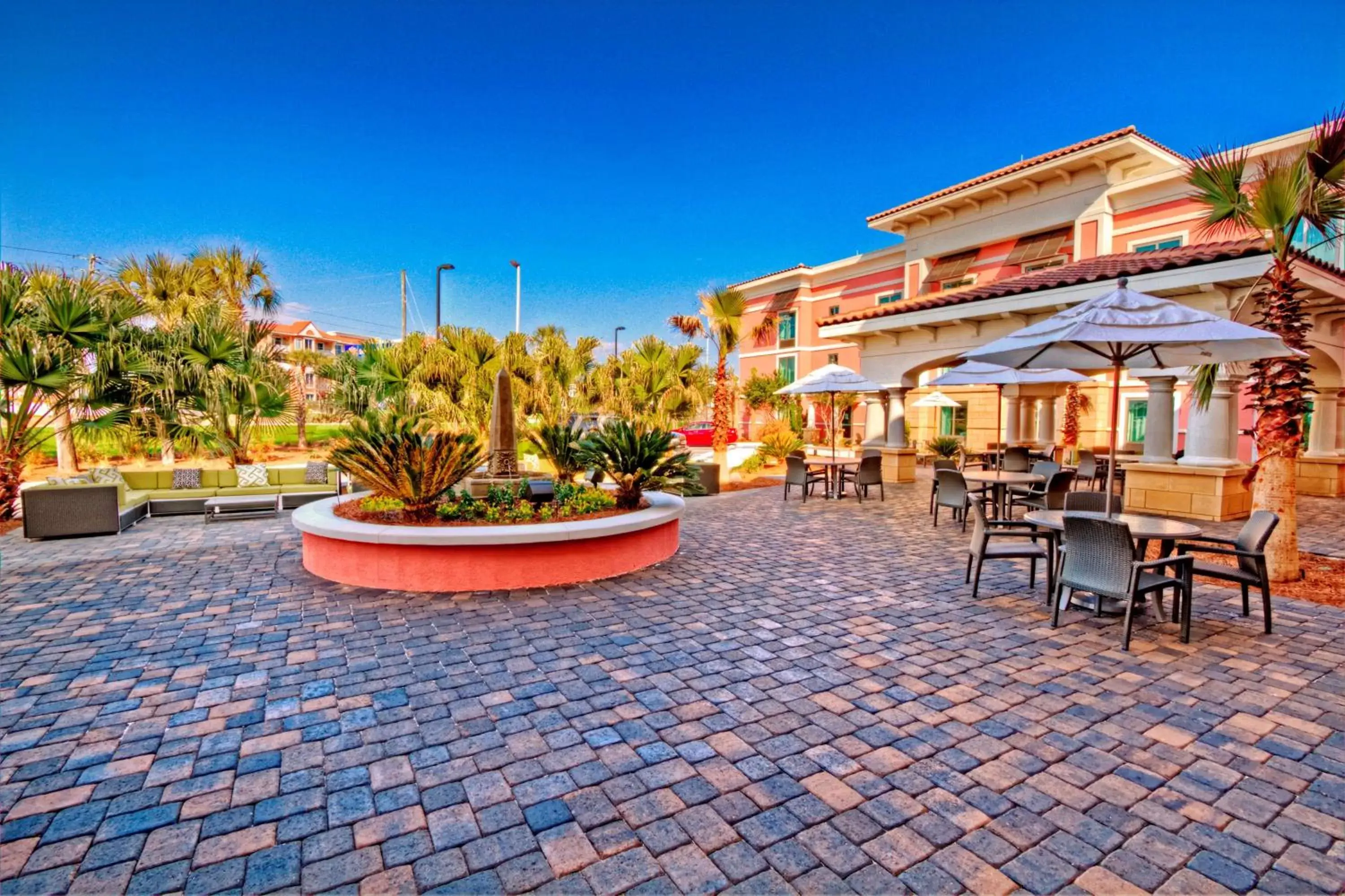 Inner courtyard view in Hampton Inn & Suites Destin