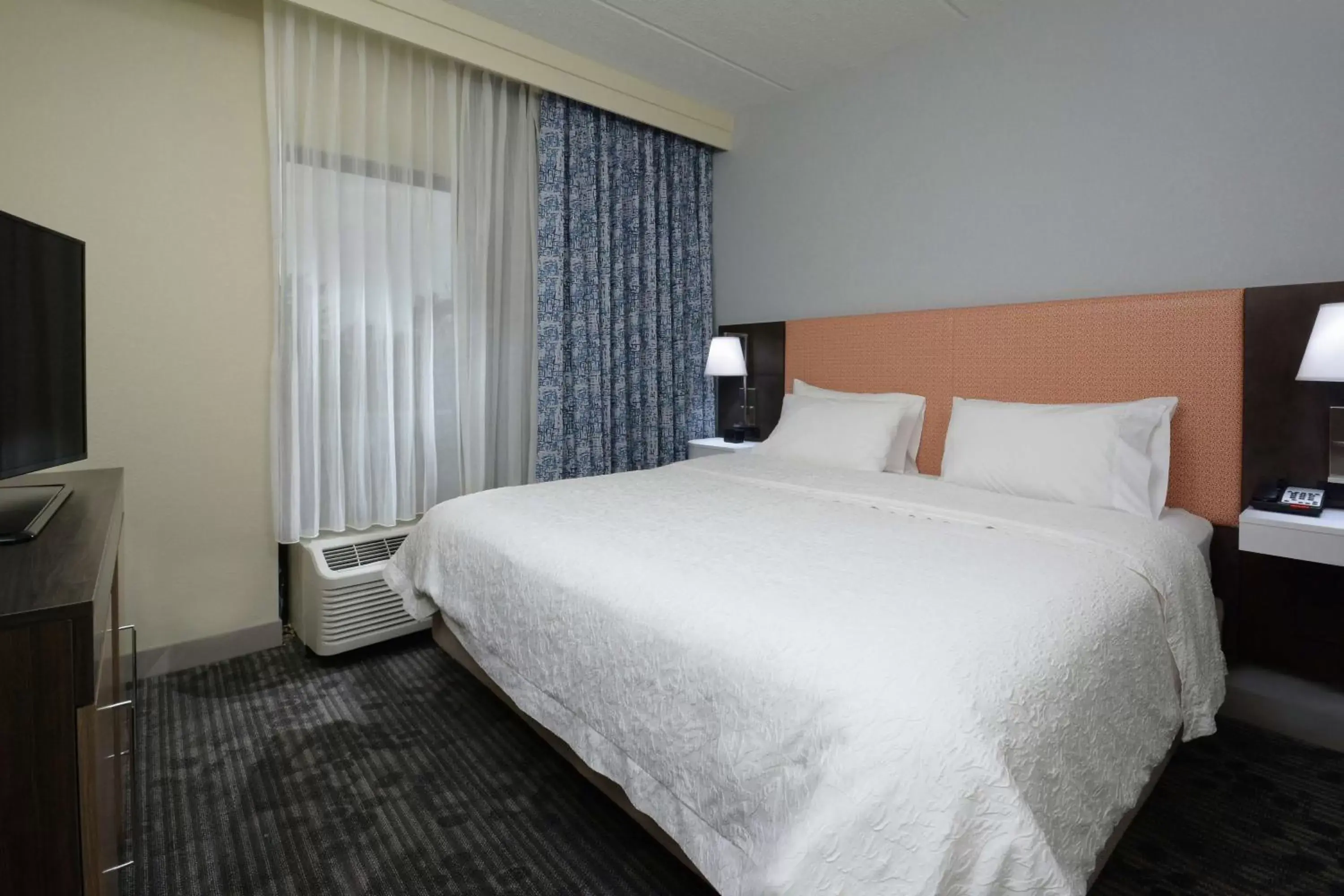 Bed in Hampton Inn & Suites Greenville/Spartanburg I-85