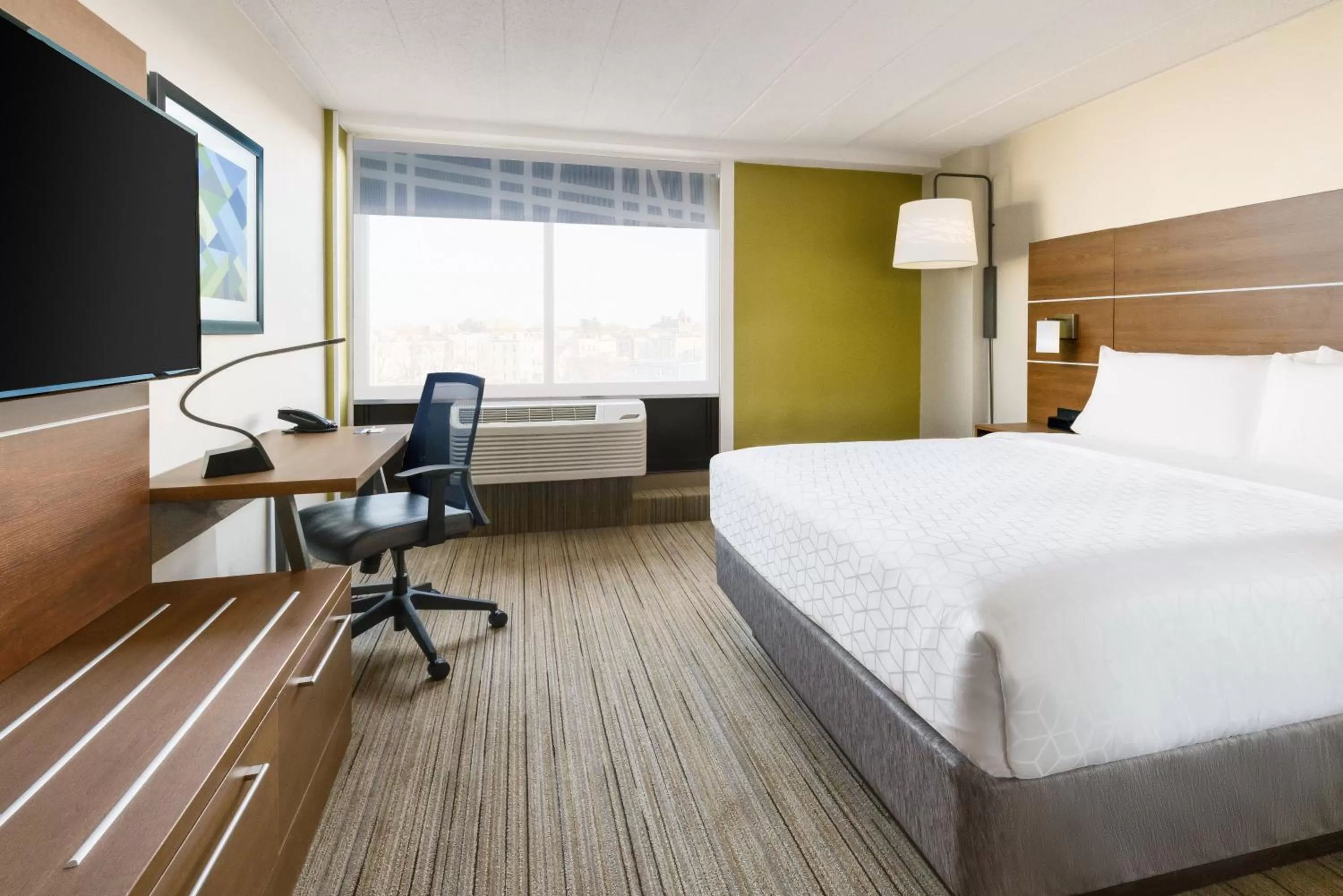 Photo of the whole room, Bed in Holiday Inn Express Boston by IHG