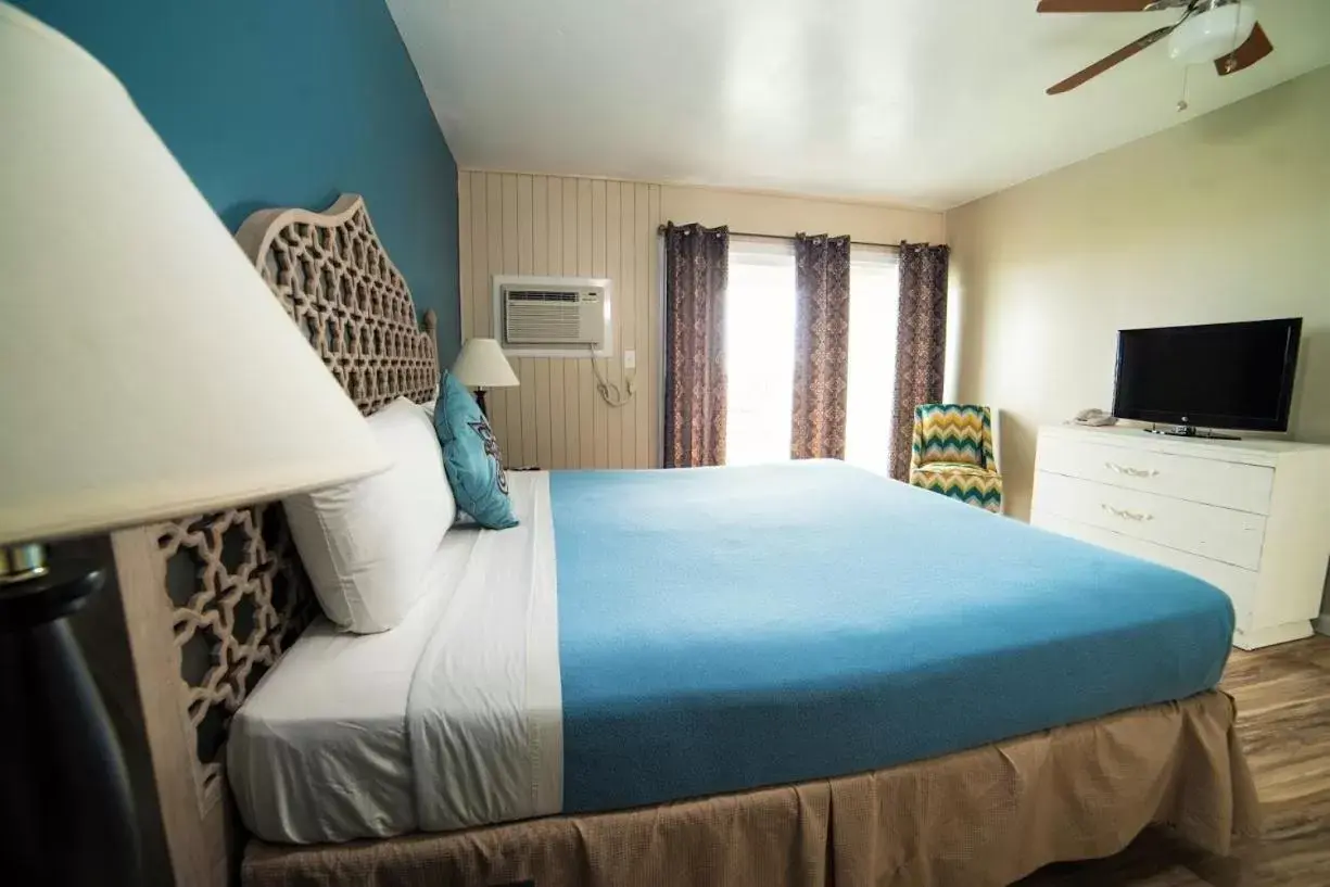 Bed in Ocean Villa Inn