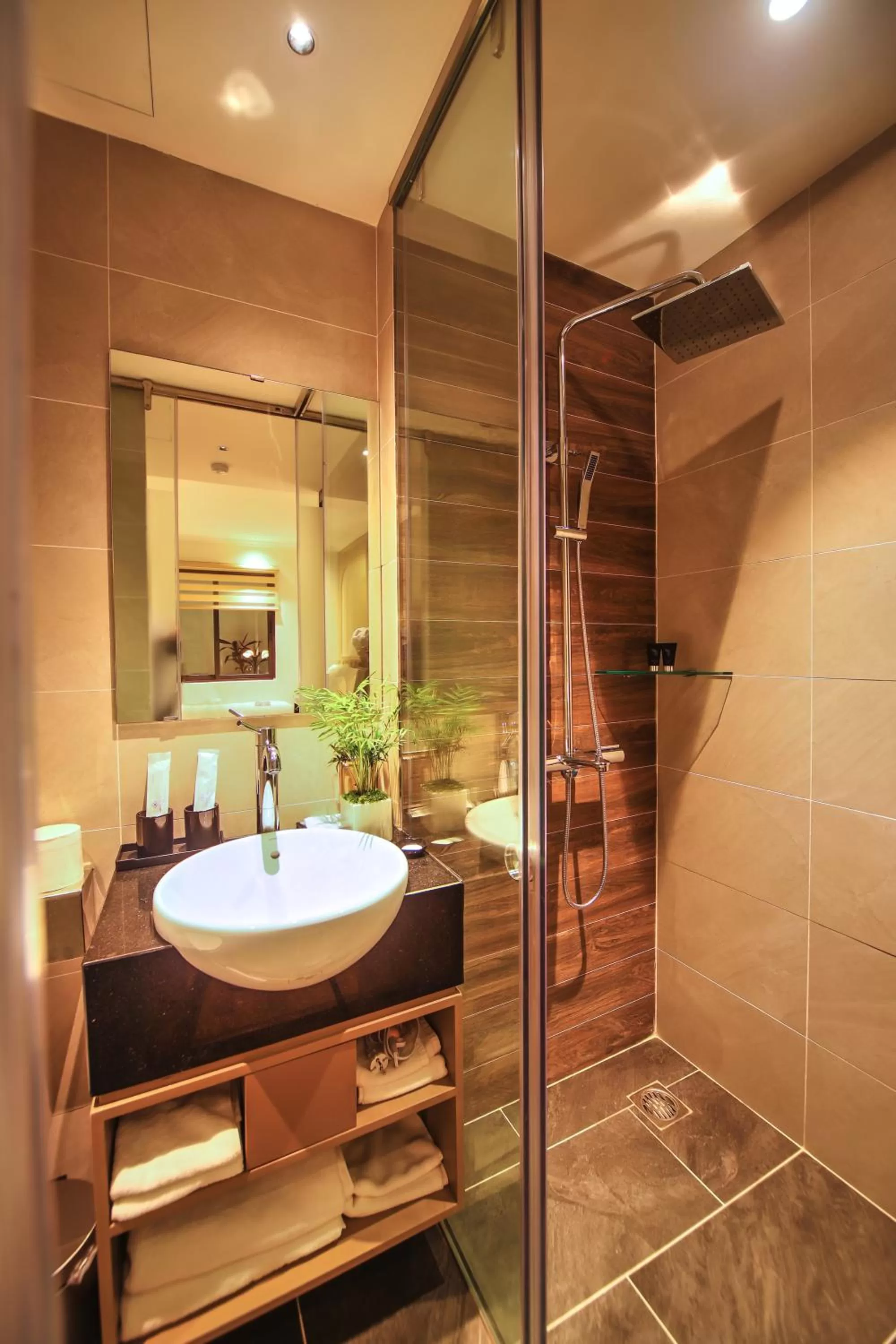 Shower in L'amant de Hanoi Hotel - khách sạn Lamant de Hà Nội