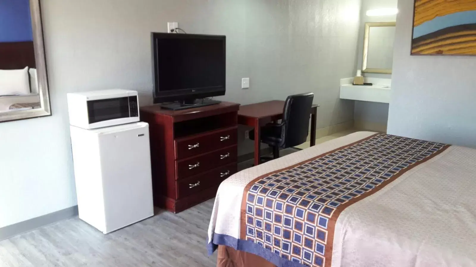 TV and multimedia, TV/Entertainment Center in Paris Inn and Suites