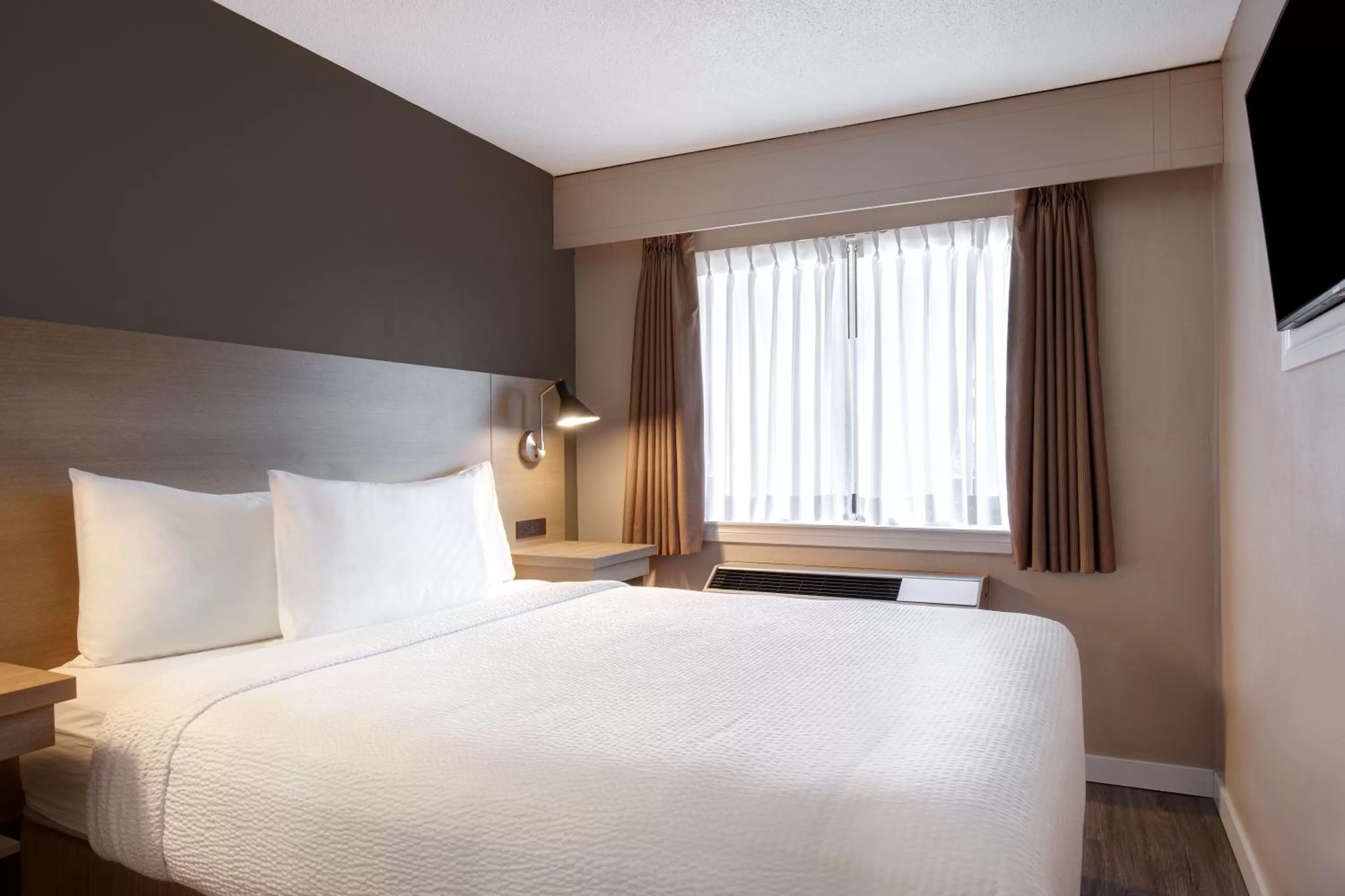 Bed in Days Inn by Wyndham Victoria Uptown