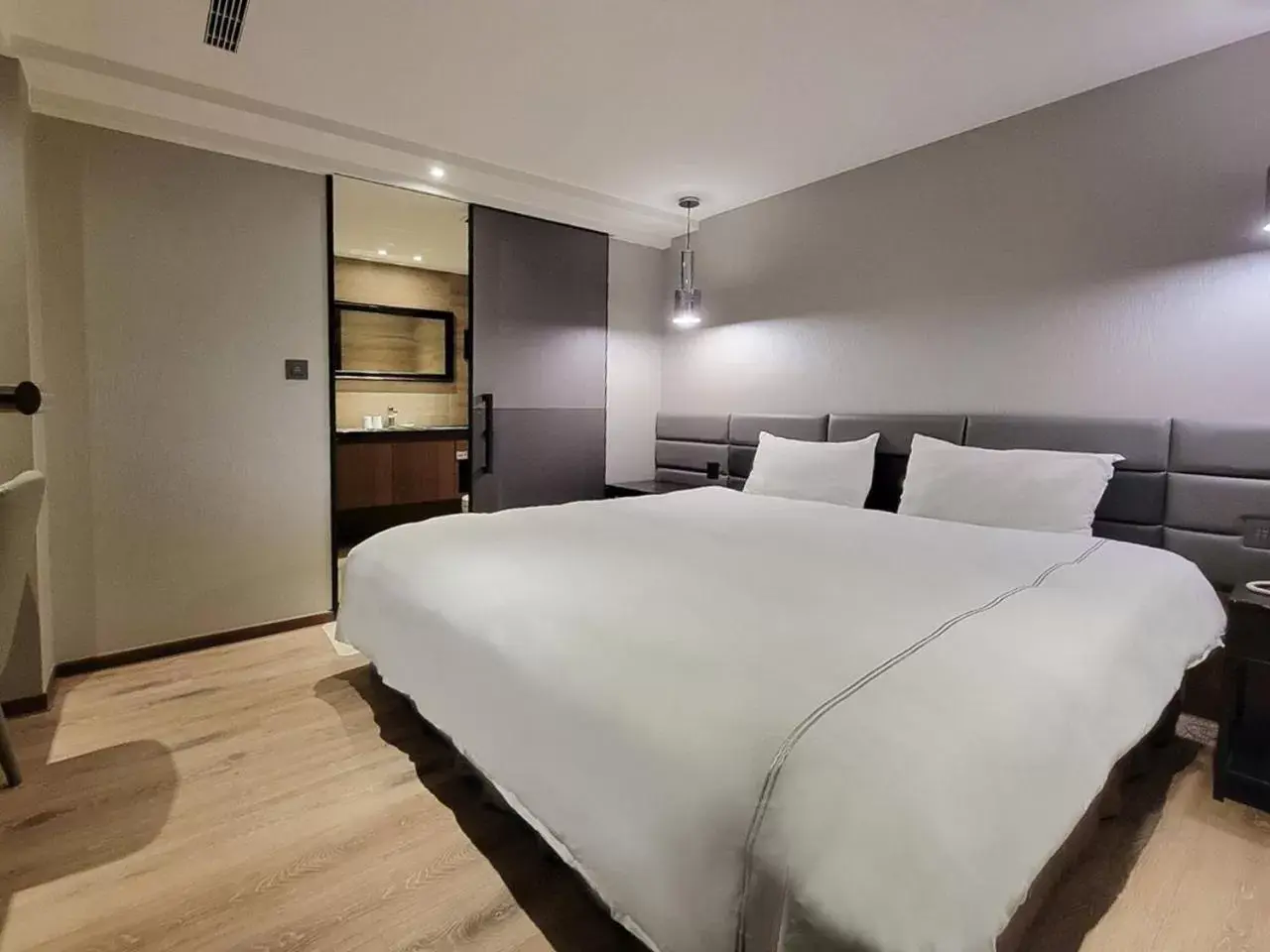 Photo of the whole room, Bed in CHECK inn Taichung Wenxin Zhongqing