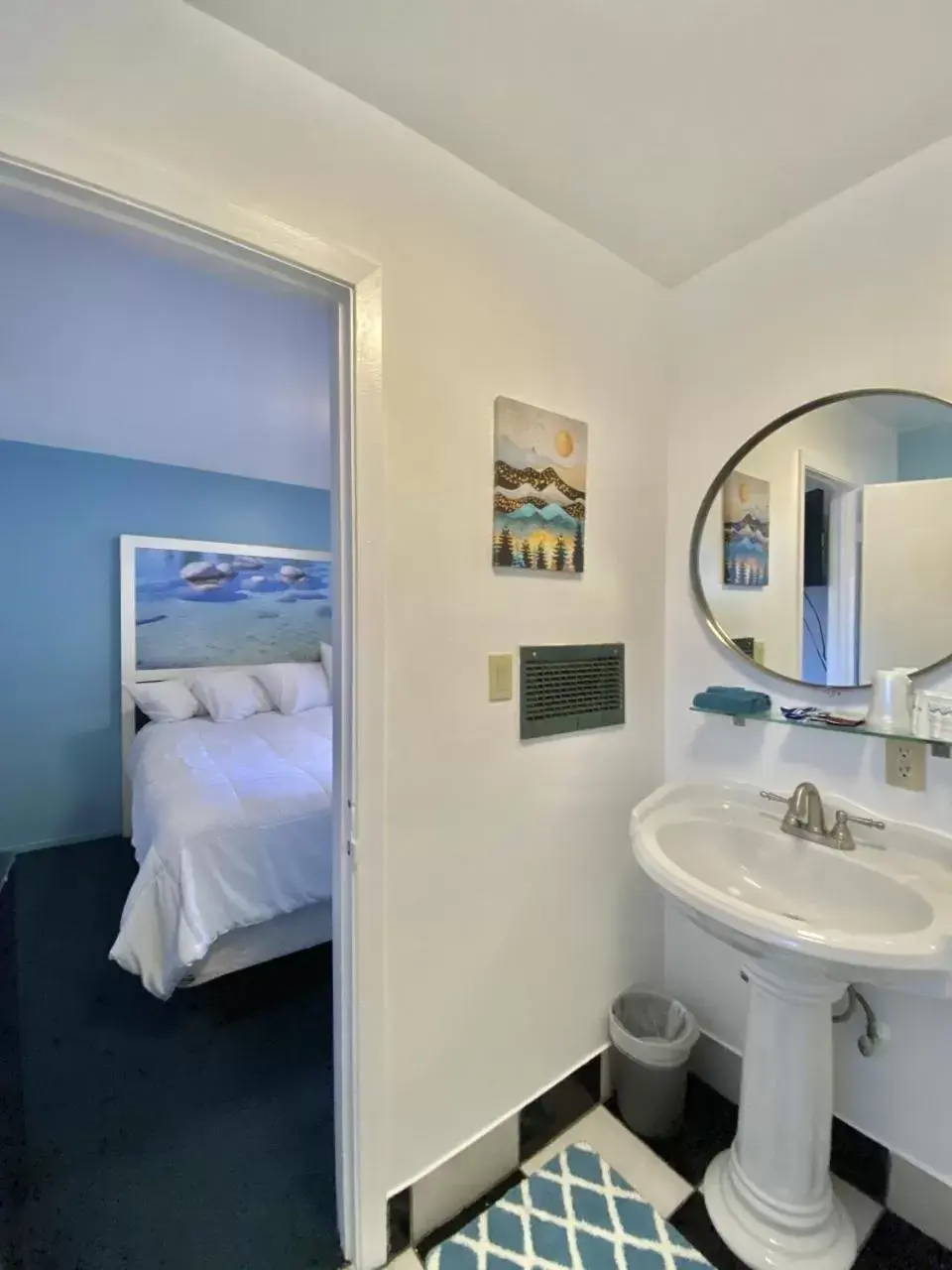 Bathroom in Bluebird Day Inn & Suites