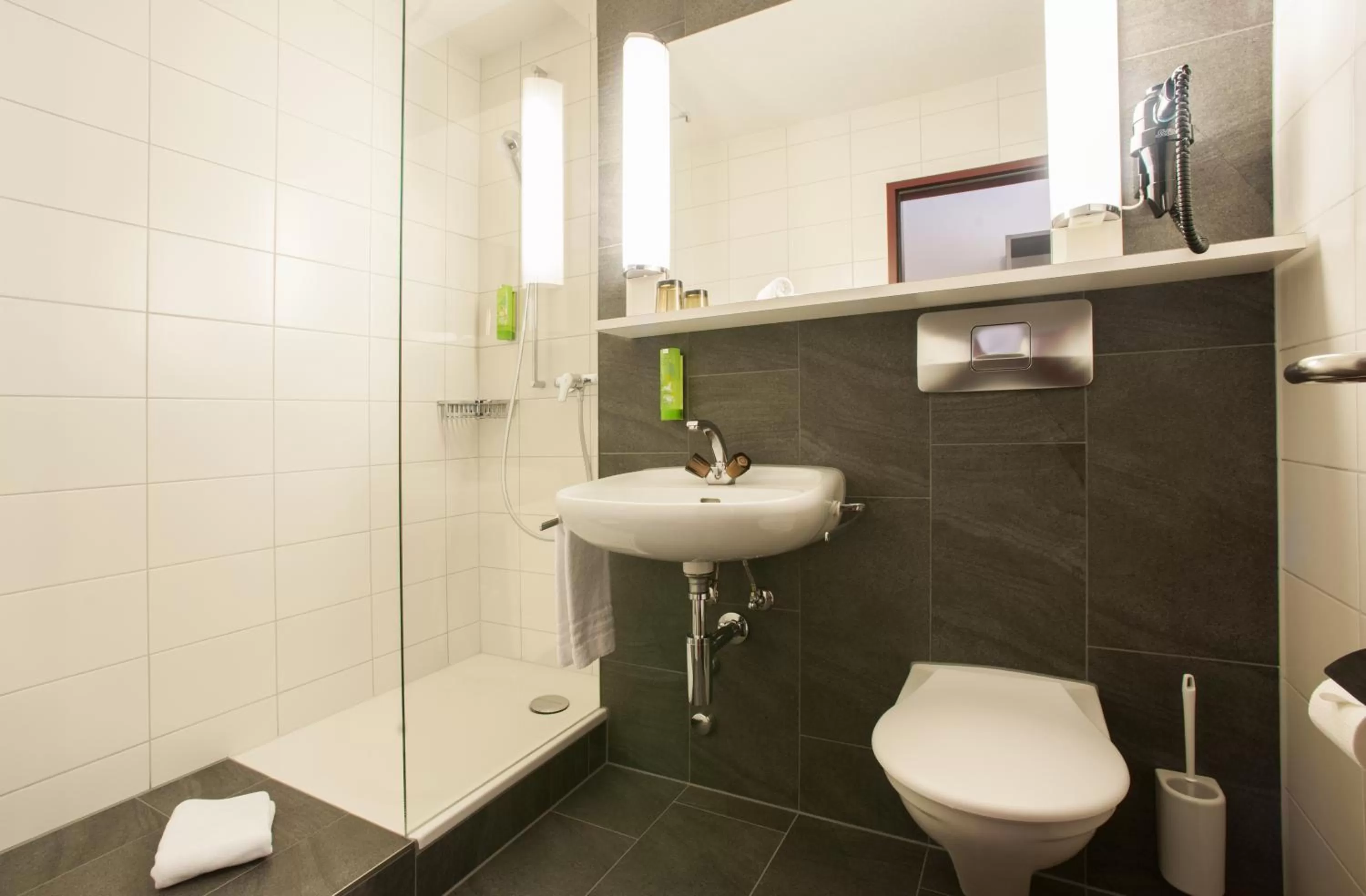 Shower in SEELANDHOTEL Weisses Kreuz