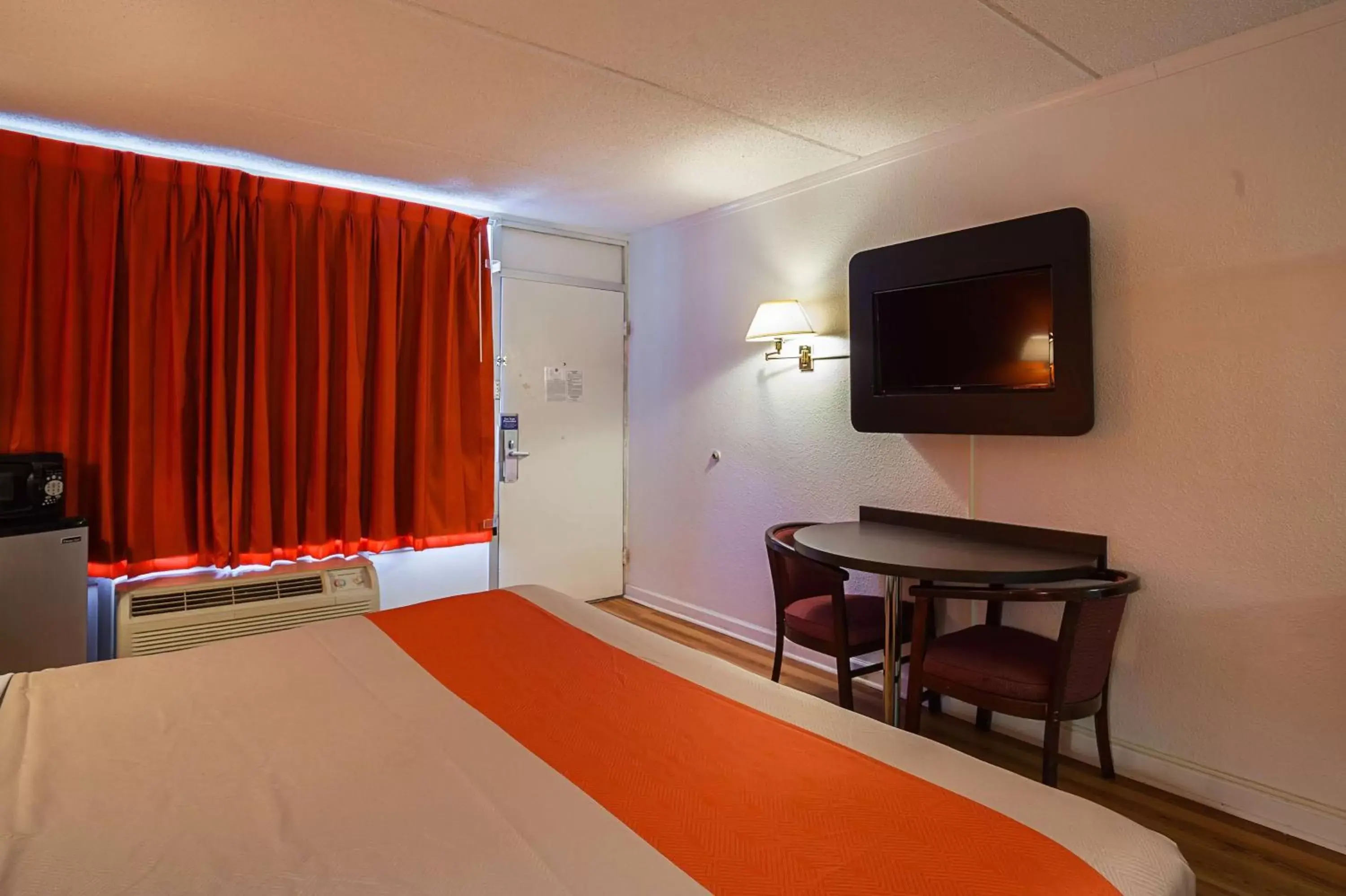 TV and multimedia, Bed in Motel 6-Tifton, GA