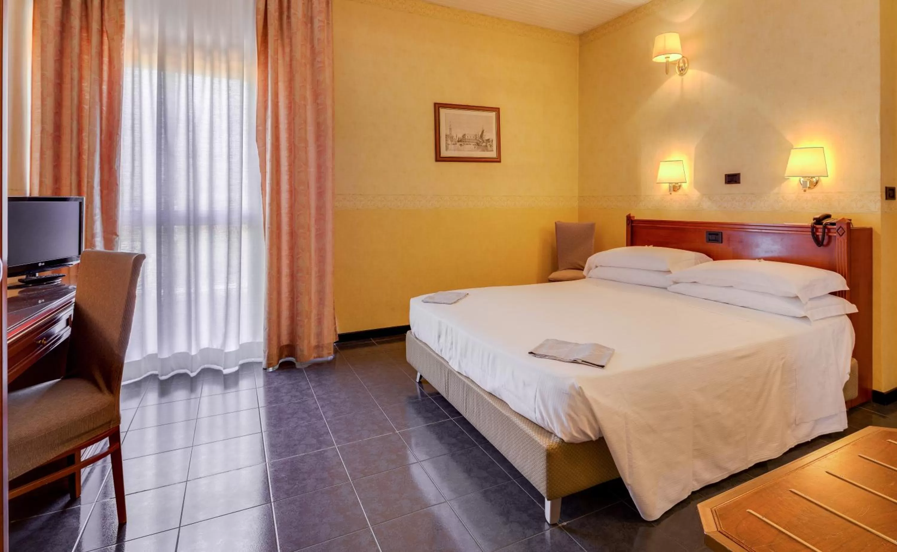 Photo of the whole room, Bed in Hotel San Donato - Bologna centro