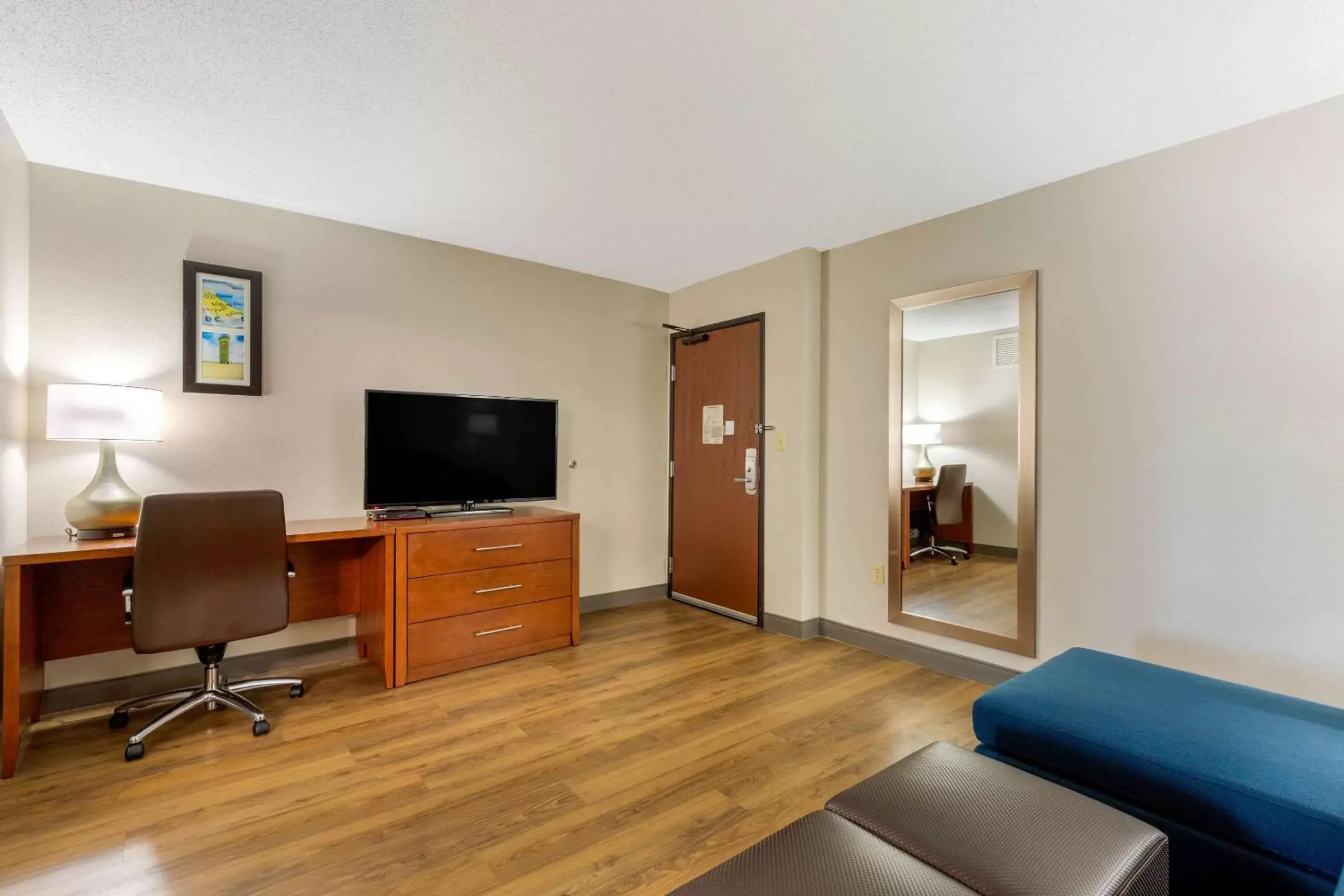 Photo of the whole room, TV/Entertainment Center in Comfort Inn & Suites