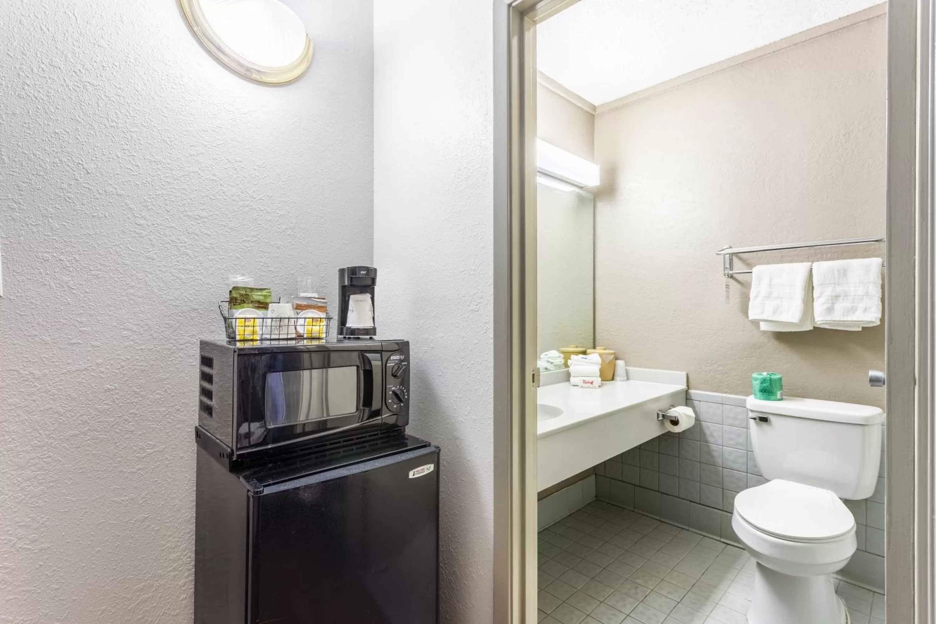 Bathroom in Red Roof Inn Meridian