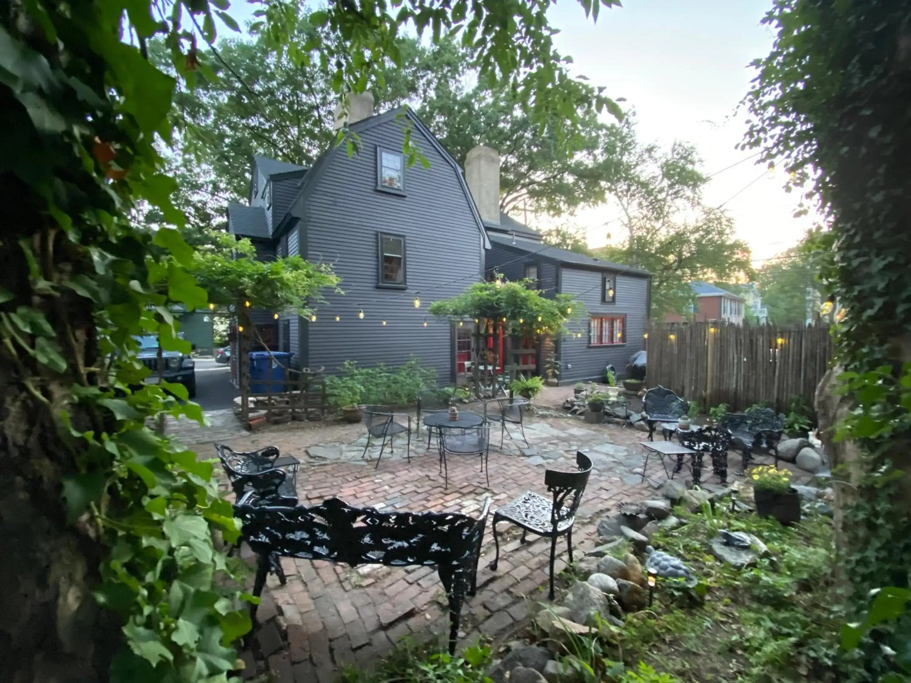 BBQ facilities, Property Building in Daniels House Inn