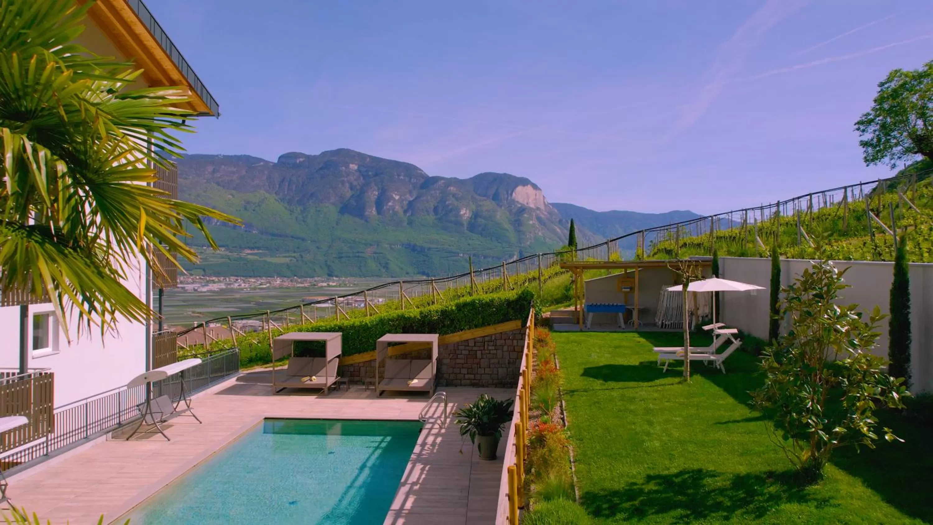 Swimming pool in Residence Garni Hotel Vineus