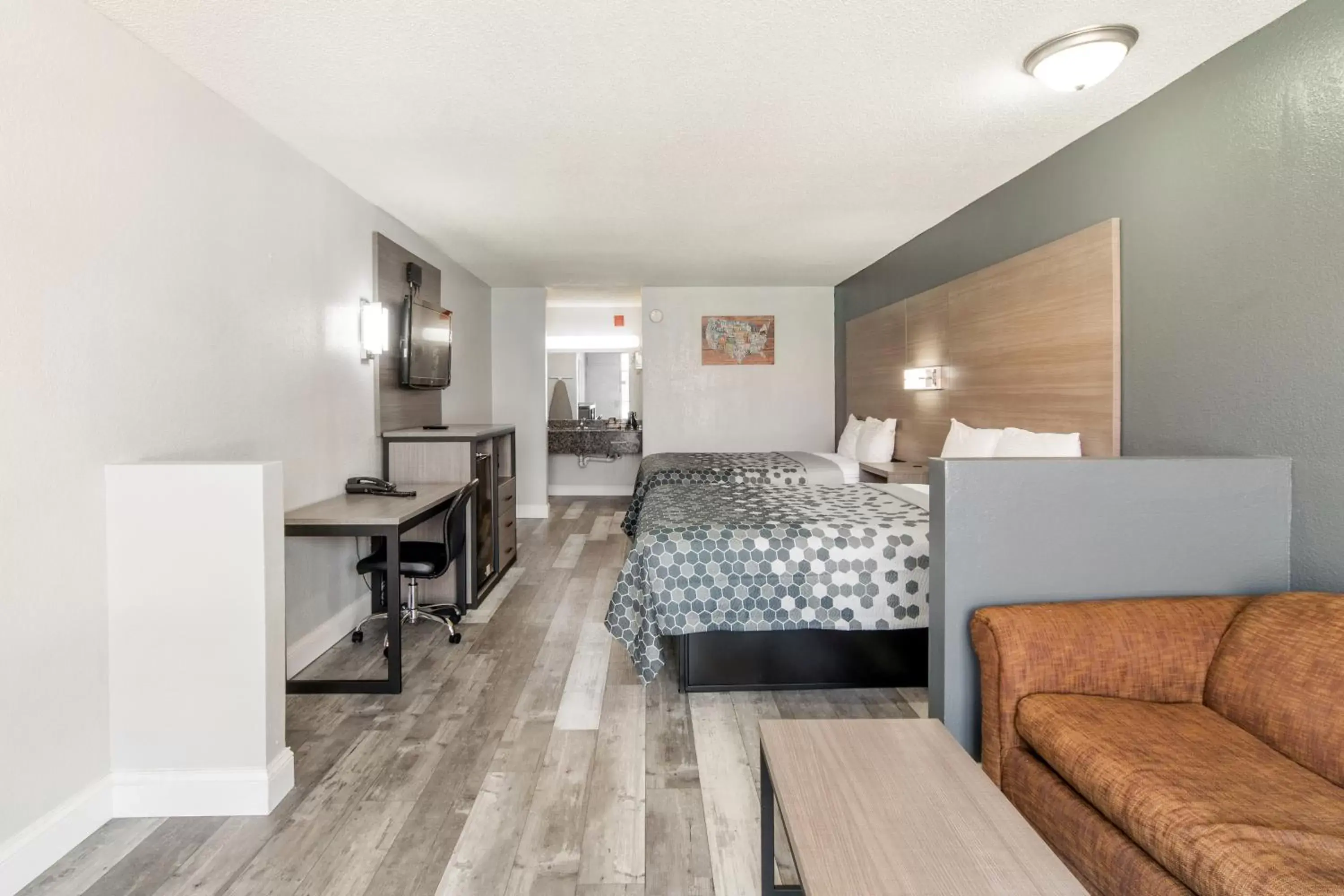 Bed, Seating Area in Econo Lodge Inn & Suites Near Bricktown