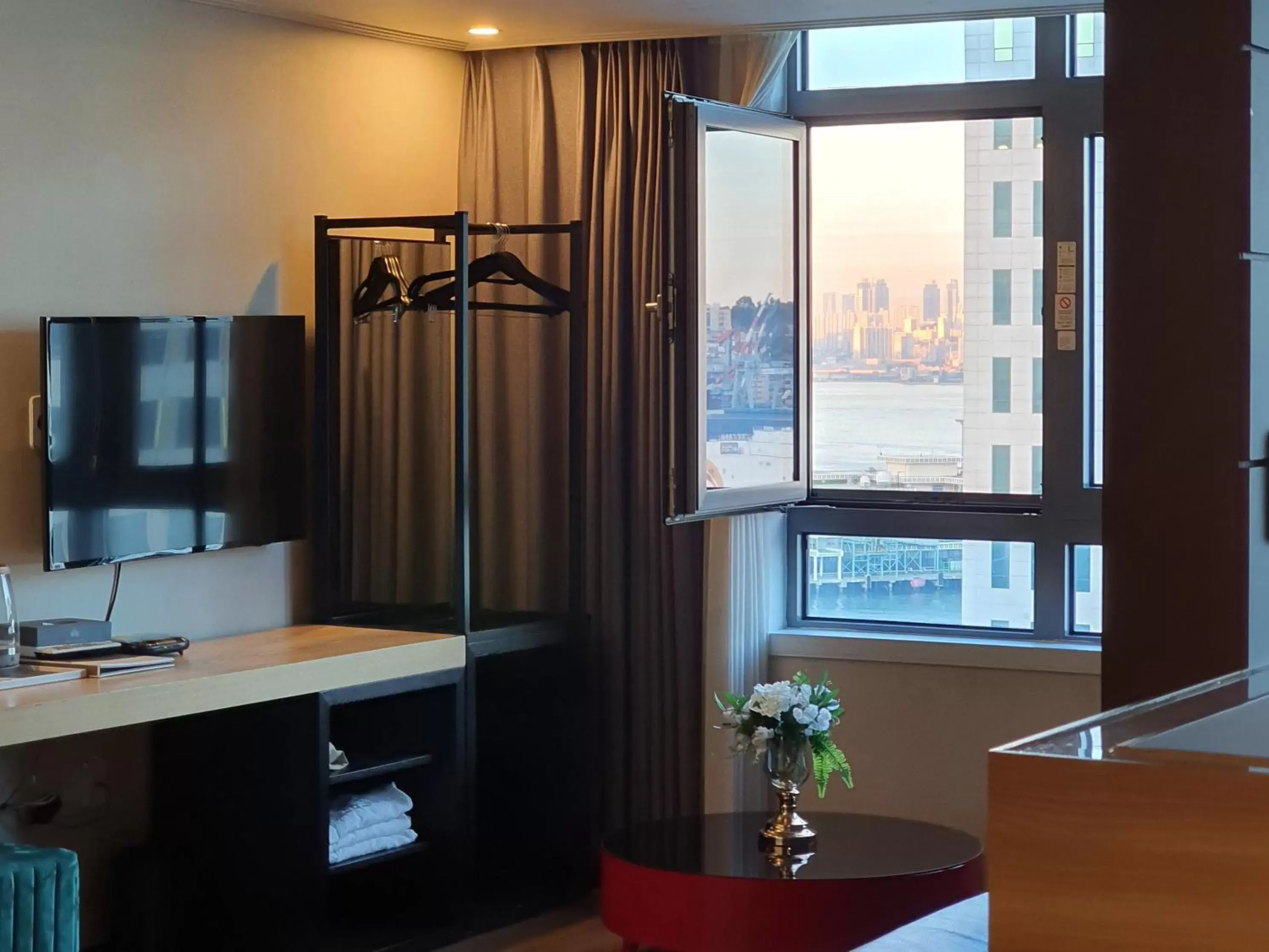 City view, Bathroom in Central Park Hotel Busan