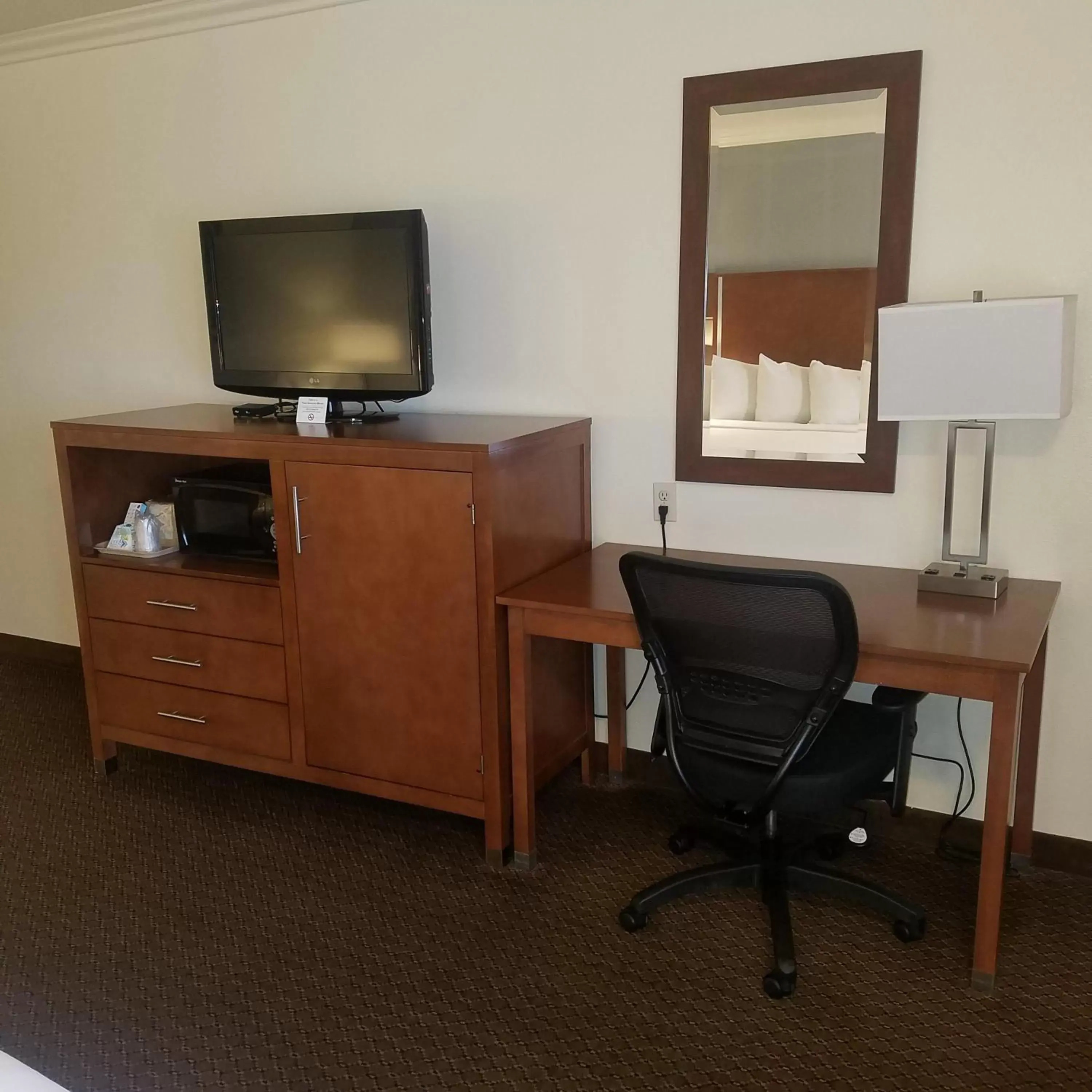 Bedroom, TV/Entertainment Center in SureStay Hotel by Best Western Hollister