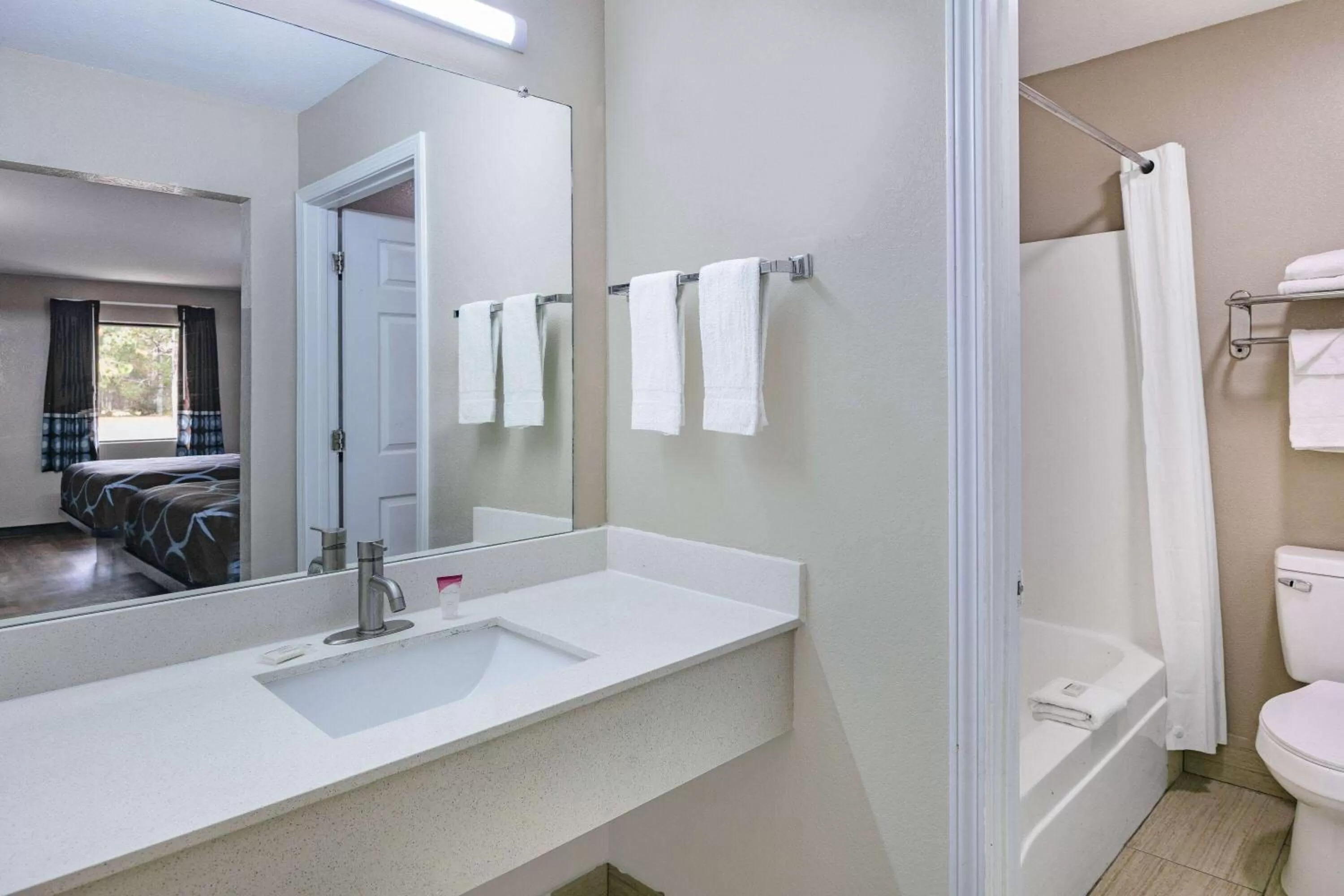 TV and multimedia in Super 8 by Wyndham Moss Point