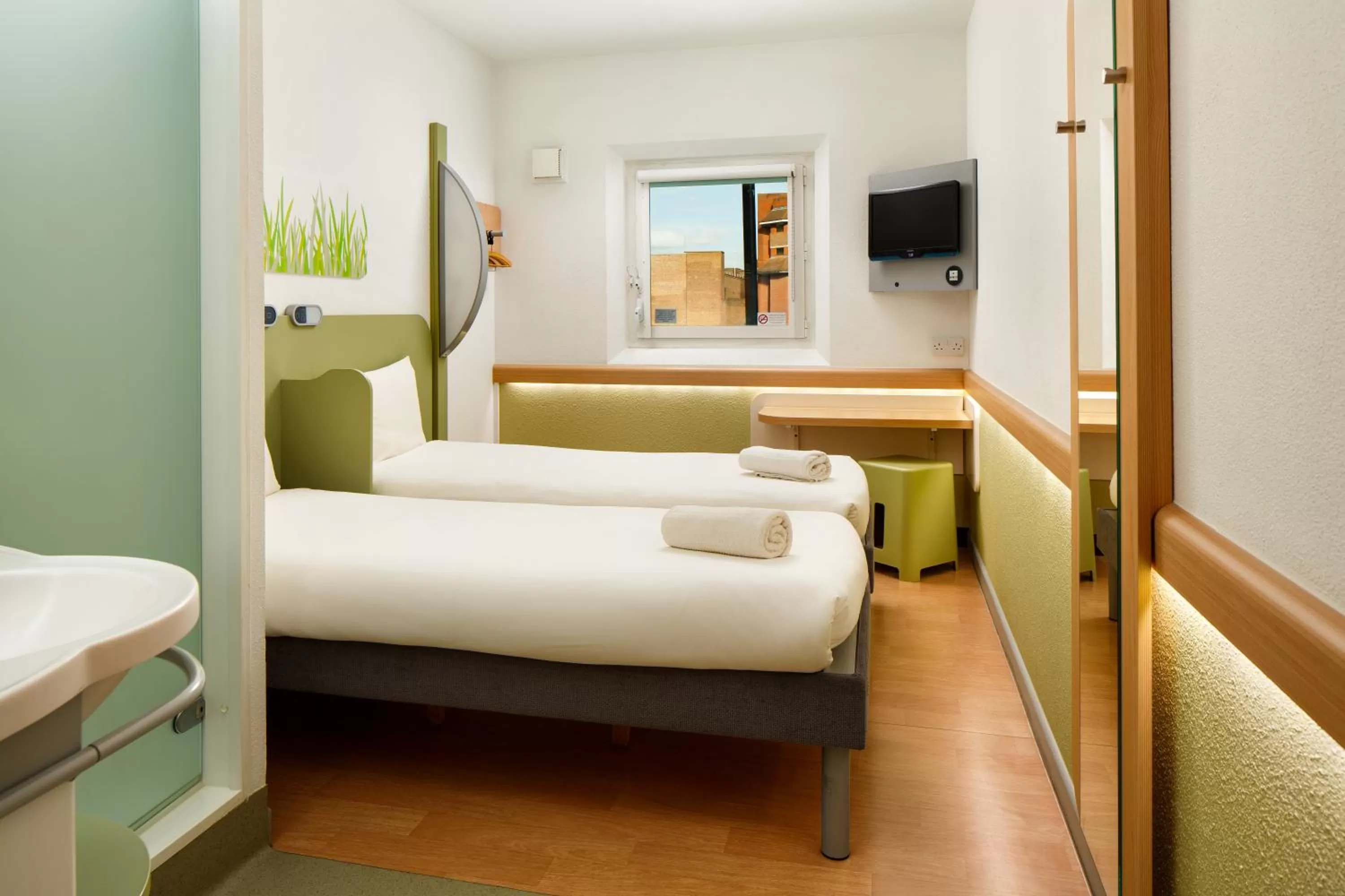 Bedroom, Bed in ibis budget London Hounslow