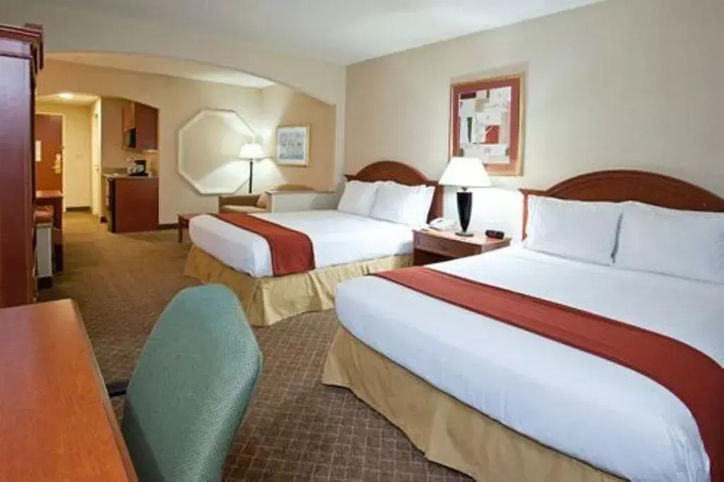 Bed in Holiday Inn Express Hotel & Suites Erie-Summit Township, an IHG Hotel