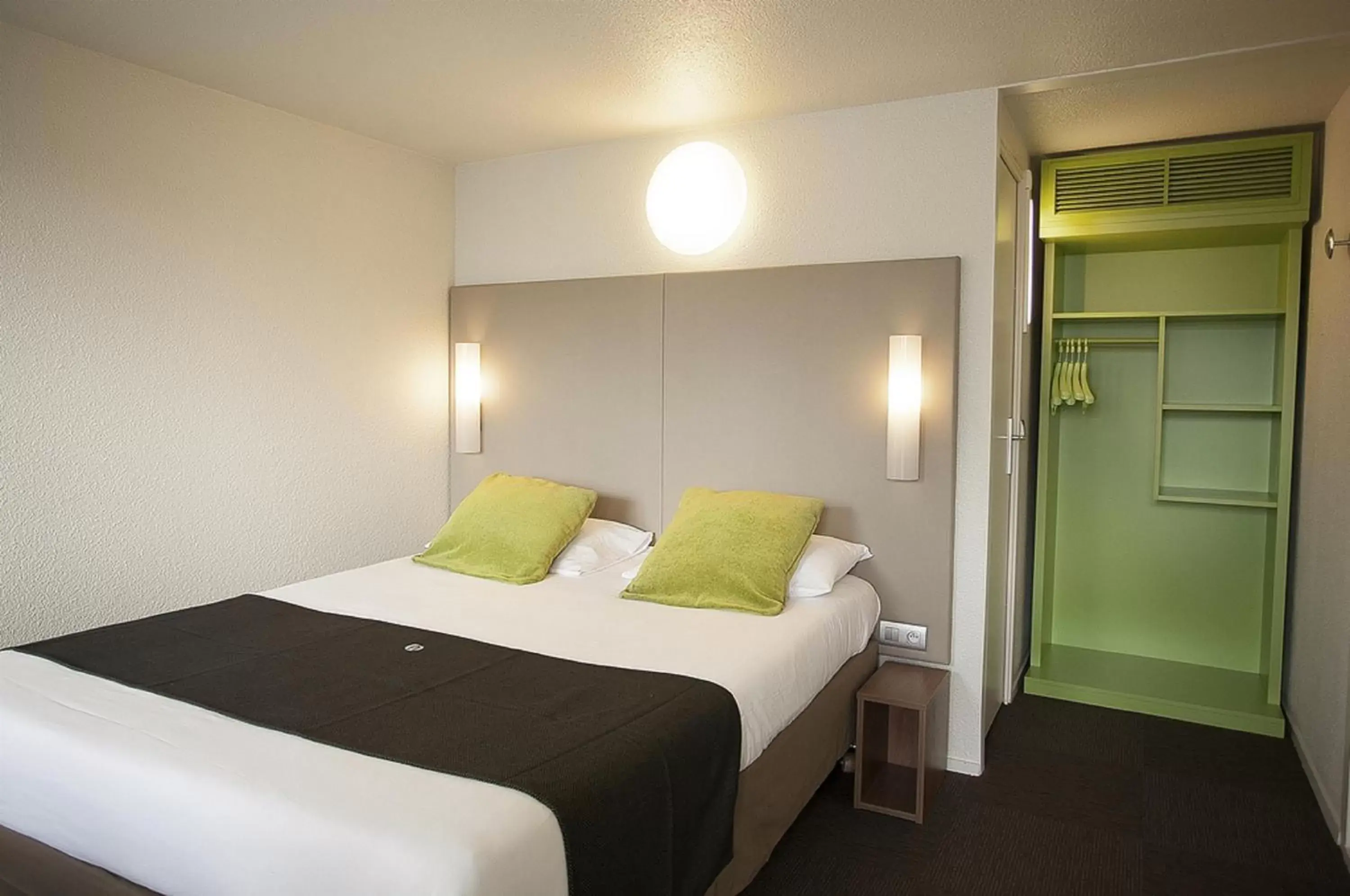 Photo of the whole room, Bed in Campanile Bordeaux Nord - Le Lac